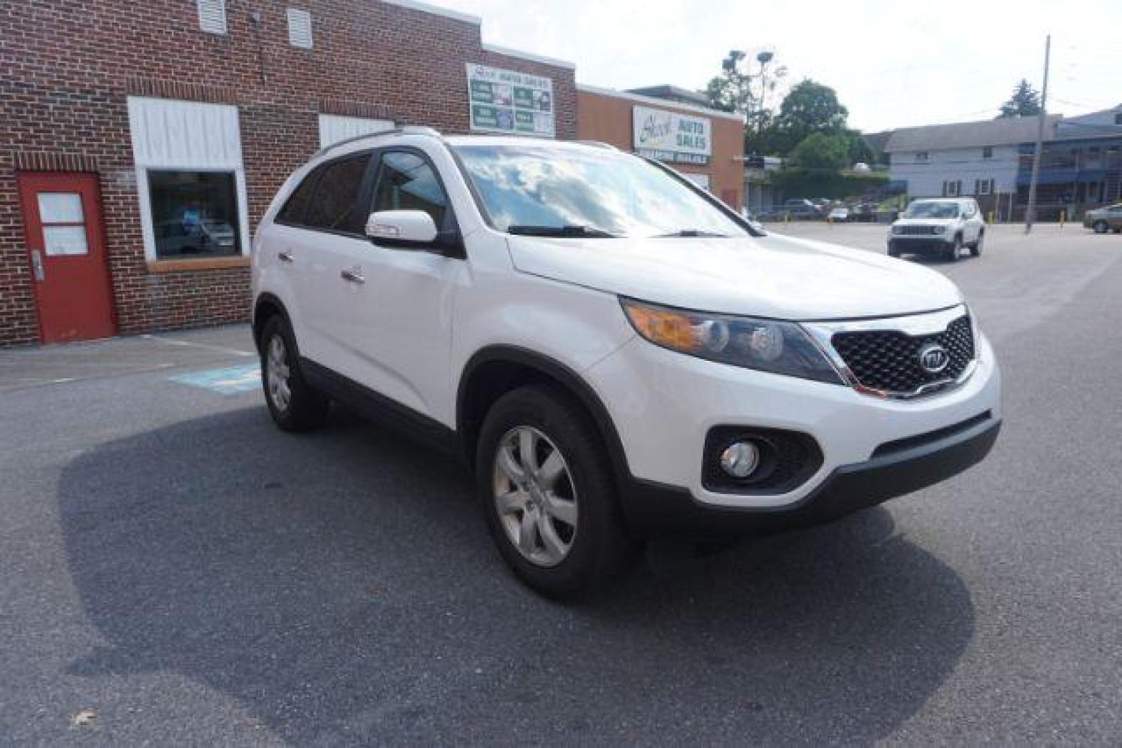 2013 Snow White Pearl /Beige Cloth Interior Kia Sorento LX 2WD (5XYKT3A67DG) with an 2.4L L4 DOHC 16V engine, 6-Speed Automatic transmission, located at 312 Centre Ave, Schuylkill Haven, PA, 17972, (570) 593-5278, 40.638130, -76.177383 - Photo#9