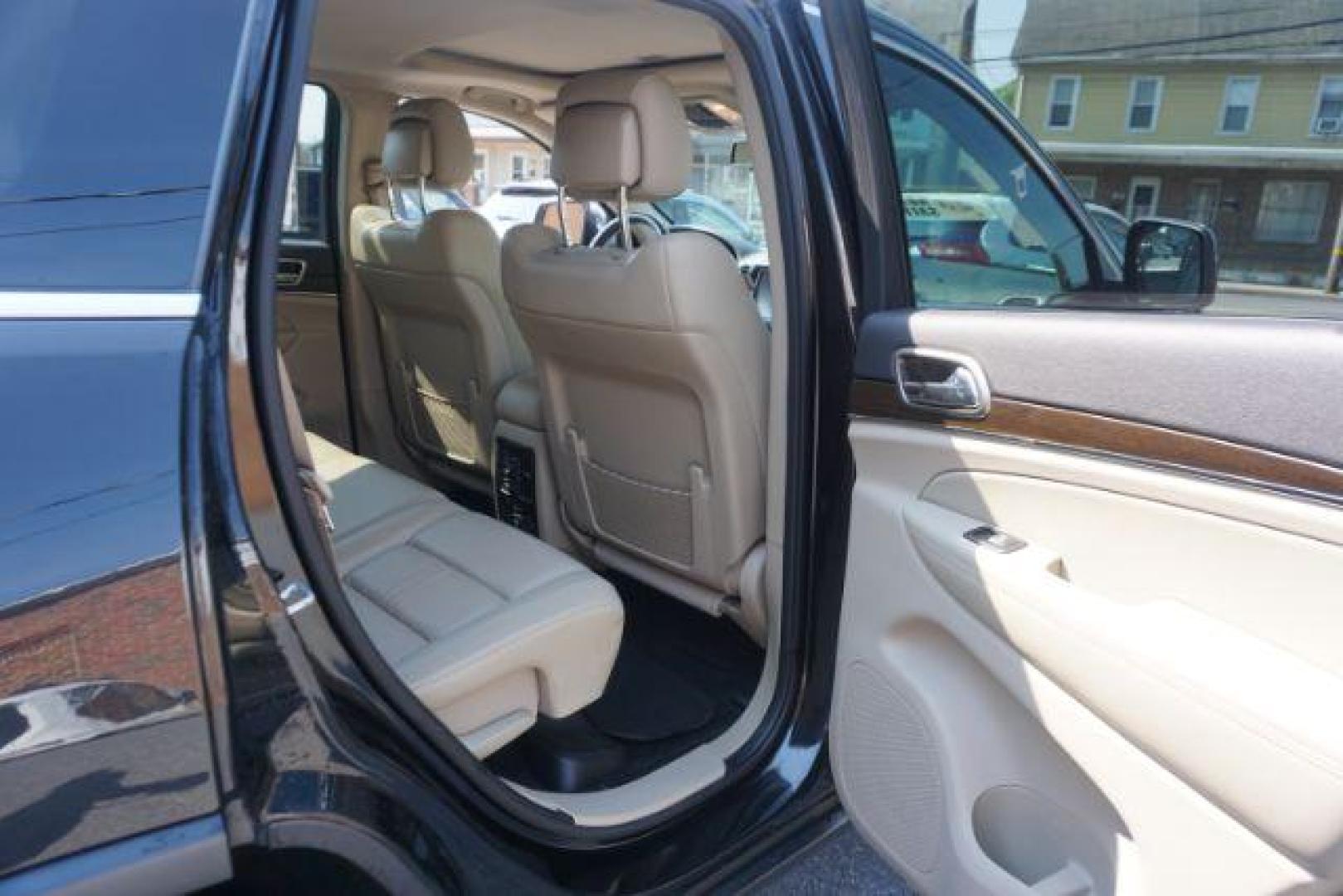 2015 Brilliant Black Crystal P /Light Frost Beige/Black Jeep Grand Cherokee Limited 4WD (1C4RJFBG2FC) with an 3.6L V6 DOHC 24V engine, 8-Speed Automatic transmission, located at 312 Centre Ave, Schuylkill Haven, PA, 17972, (570) 593-5278, 40.638130, -76.177383 - collision avoidance, HID headlamps, lane departure warning, navigation system, power sunroof, back up camera - Photo#43