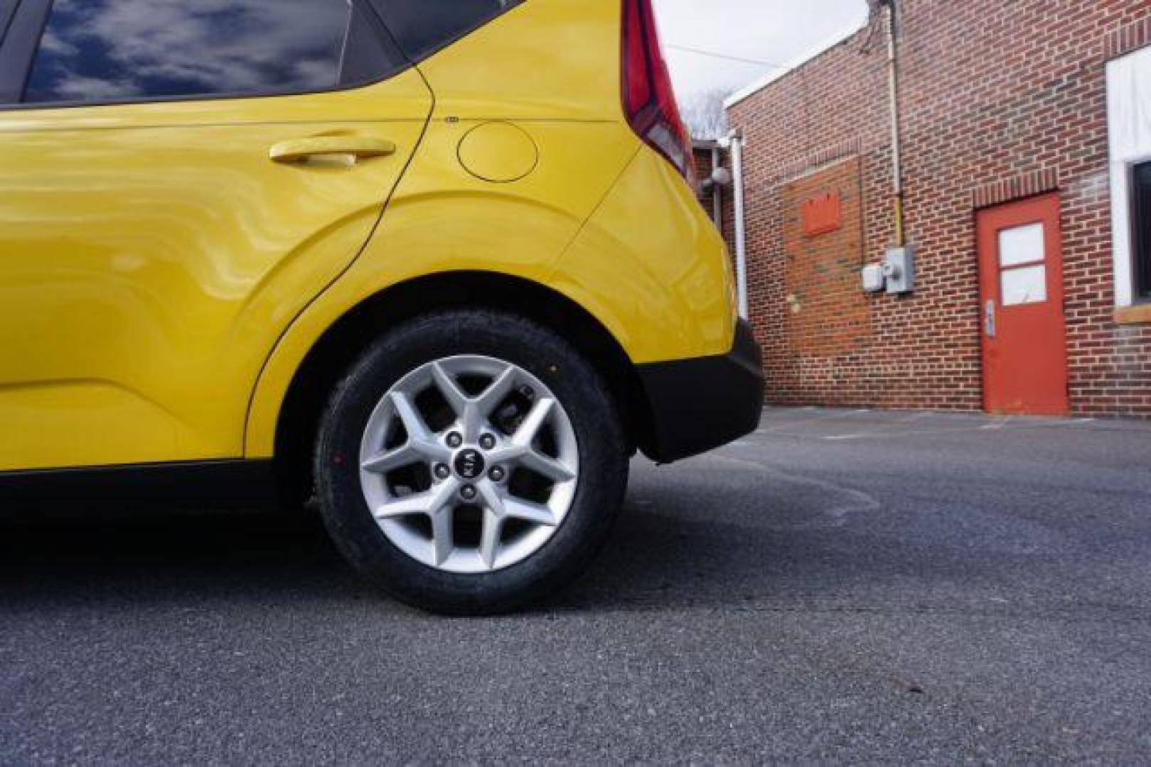 2020 Solar Yellow /Gray Two-Tone Woven Cloth, cloth Kia Soul S (KNDJ23AUXL7) with an 2.0L L4 DOHC 16V engine, Continuously Variable Transmission transmission, located at 312 Centre Ave, Schuylkill Haven, PA, 17972, (570) 593-5278, 40.638130, -76.177383 - Photo#17