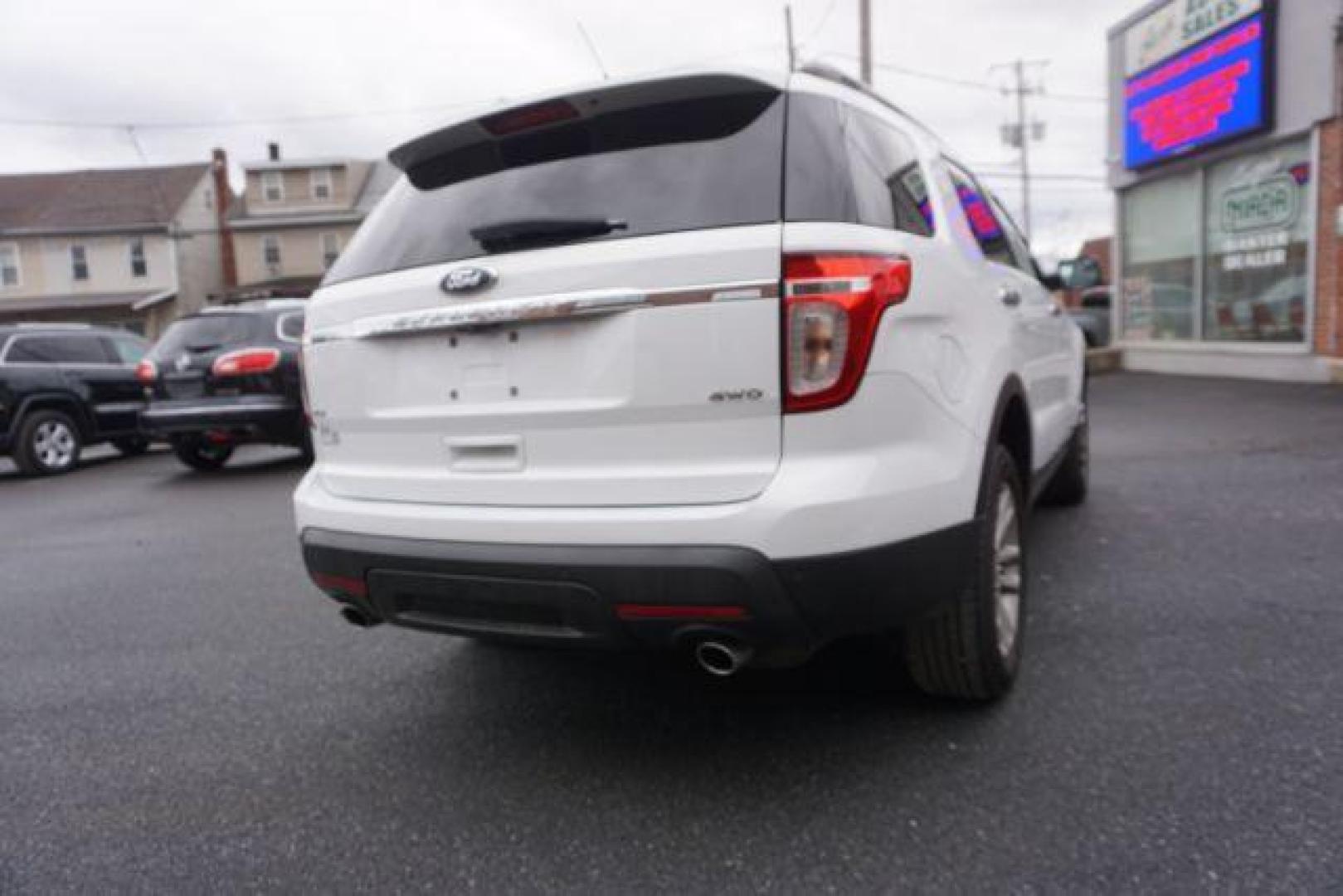 2015 Oxford White Clearcoat /Medium Light Stone, leather Ford Explorer XLT 4WD (1FM5K8D84FG) with an 3.5L V6 DOHC 24V engine, 6-Speed Automatic transmission, located at 312 Centre Ave, Schuylkill Haven, PA, 17972, (570) 593-5278, 40.638130, -76.177383 - Navigation, power liftgate, power sunroof - Photo#9