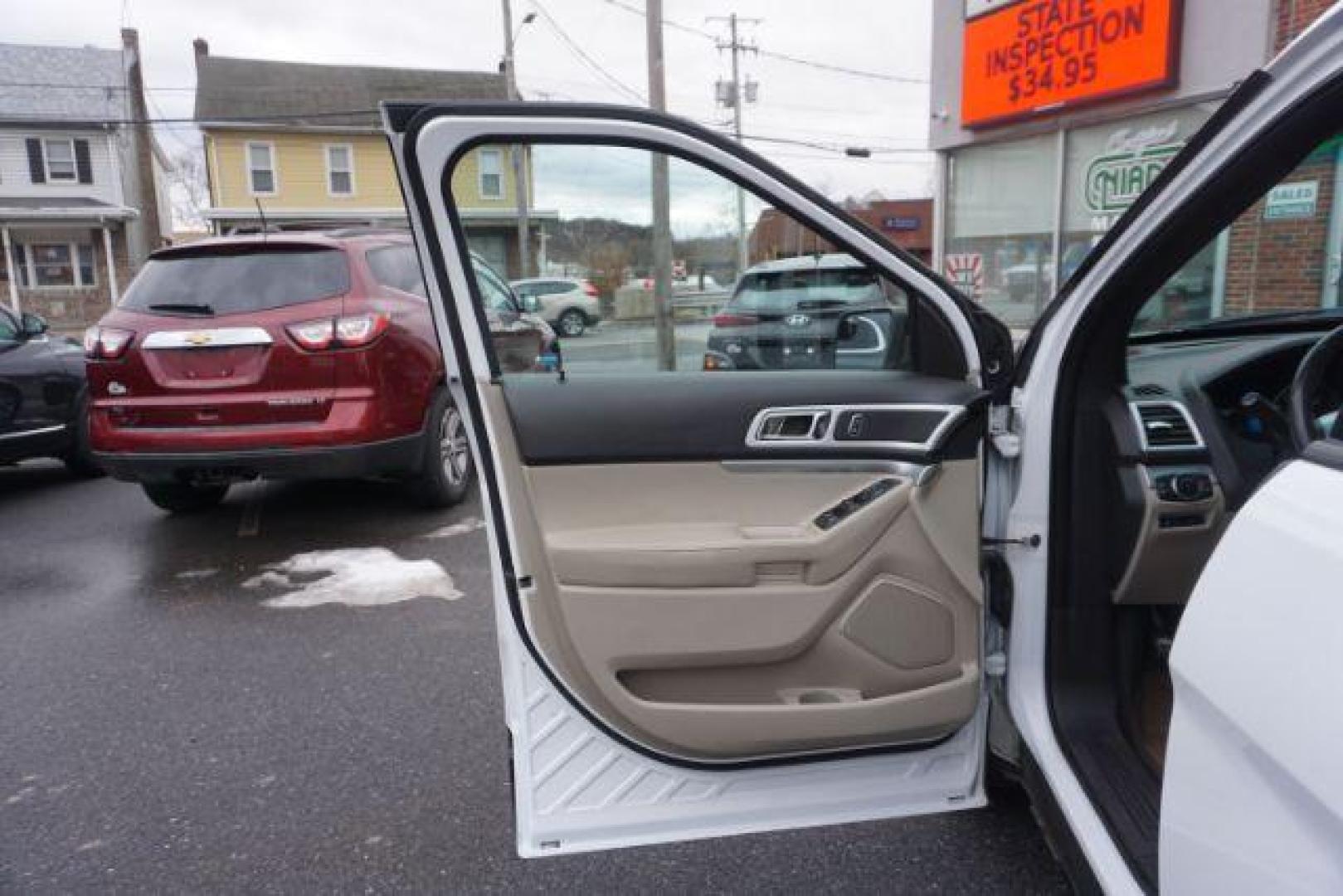 2015 Oxford White Clearcoat /Medium Light Stone, leather Ford Explorer XLT 4WD (1FM5K8D84FG) with an 3.5L V6 DOHC 24V engine, 6-Speed Automatic transmission, located at 312 Centre Ave, Schuylkill Haven, PA, 17972, (570) 593-5278, 40.638130, -76.177383 - Navigation, power liftgate, power sunroof - Photo#17