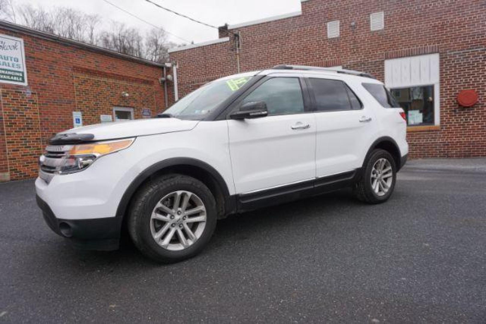 2015 Oxford White Clearcoat /Medium Light Stone, leather Ford Explorer XLT 4WD (1FM5K8D84FG) with an 3.5L V6 DOHC 24V engine, 6-Speed Automatic transmission, located at 312 Centre Ave, Schuylkill Haven, PA, 17972, (570) 593-5278, 40.638130, -76.177383 - Navigation, power liftgate, power sunroof - Photo#1