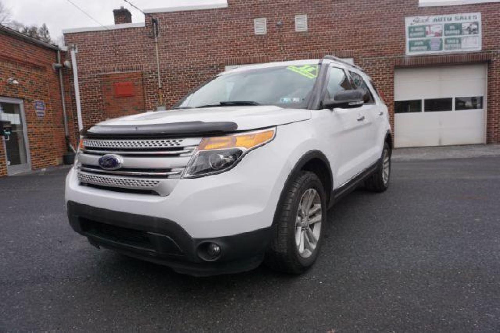 2015 Oxford White Clearcoat /Medium Light Stone, leather Ford Explorer XLT 4WD (1FM5K8D84FG) with an 3.5L V6 DOHC 24V engine, 6-Speed Automatic transmission, located at 312 Centre Ave, Schuylkill Haven, PA, 17972, (570) 593-5278, 40.638130, -76.177383 - Navigation, power liftgate, power sunroof - Photo#2