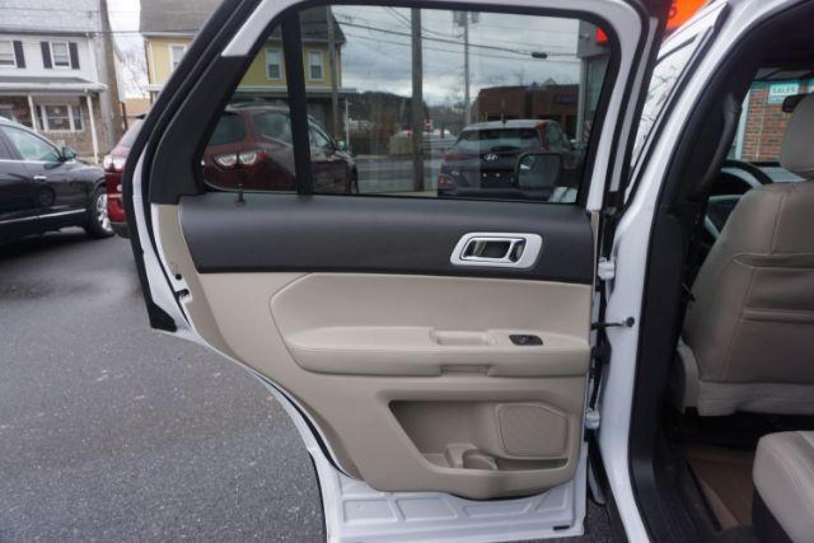 2015 Oxford White Clearcoat /Medium Light Stone, leather Ford Explorer XLT 4WD (1FM5K8D84FG) with an 3.5L V6 DOHC 24V engine, 6-Speed Automatic transmission, located at 312 Centre Ave, Schuylkill Haven, PA, 17972, (570) 593-5278, 40.638130, -76.177383 - Navigation, power liftgate, power sunroof - Photo#31