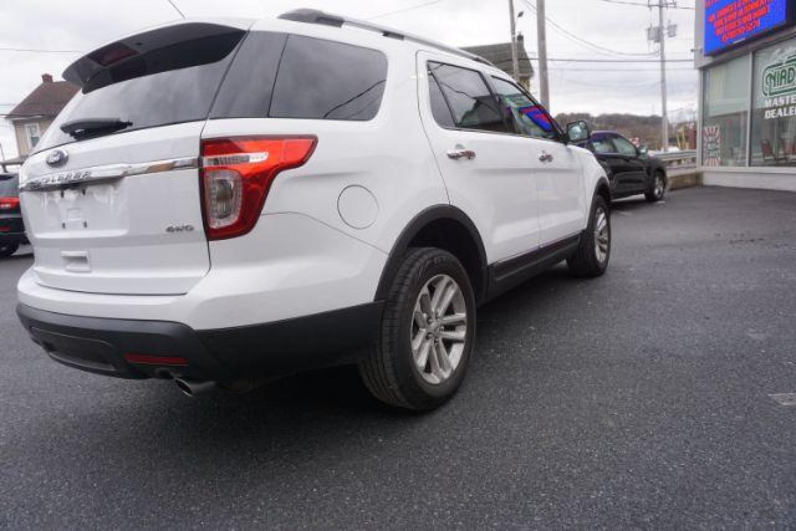 2015 Oxford White Clearcoat /Medium Light Stone, leather Ford Explorer XLT 4WD (1FM5K8D84FG) with an 3.5L V6 DOHC 24V engine, 6-Speed Automatic transmission, located at 312 Centre Ave, Schuylkill Haven, PA, 17972, (570) 593-5278, 40.638130, -76.177383 - Navigation, power liftgate, power sunroof - Photo#8