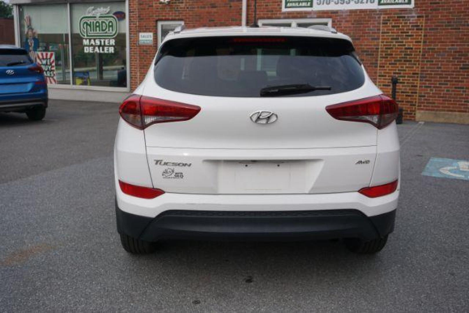 2017 Winter White /Gray Hyundai Tucson SE (KM8J3CA4XHU) with an Nu 2L I-4 gasoline direct injection engine, located at 312 Centre Ave, Schuylkill Haven, PA, 17972, (570) 593-5278, 40.638130, -76.177383 - Photo#5