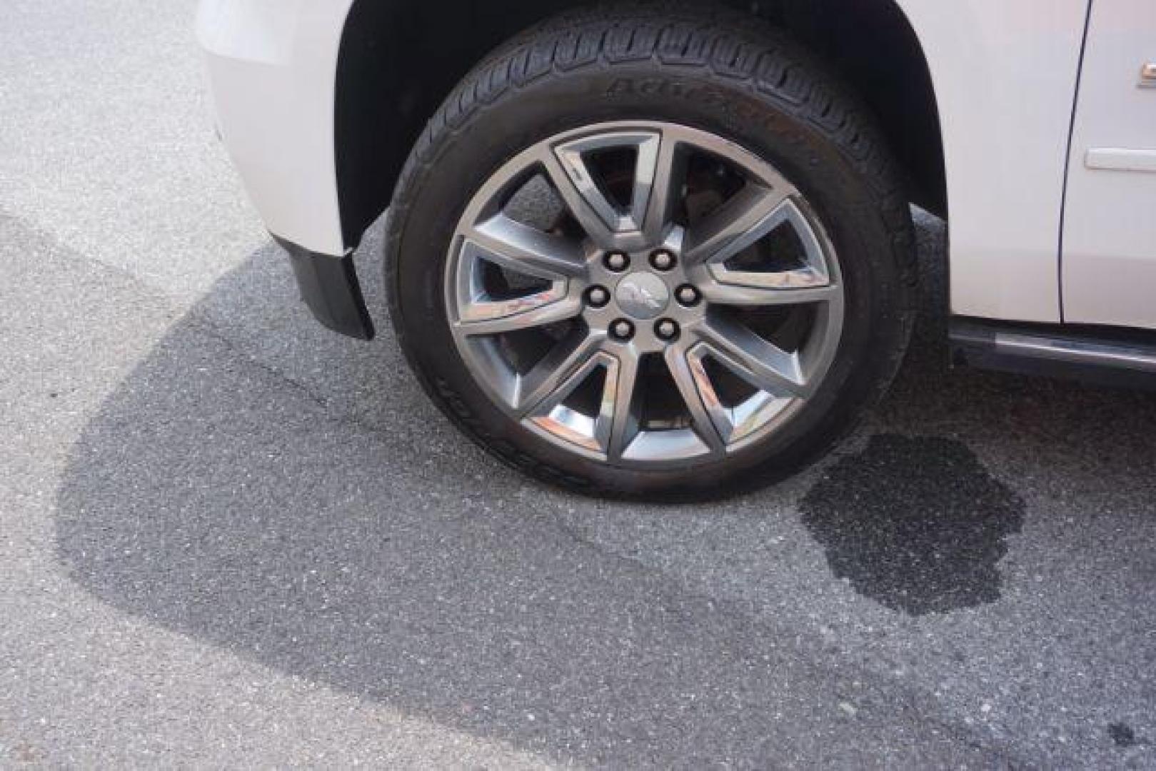 2018 Summit White /Jet Black Chevrolet Suburban Premier (1GNSKJKC3JR) with an EcoTec3 5.3L V-8 gasoline direct injection engine, located at 312 Centre Ave, Schuylkill Haven, PA, 17972, (570) 593-5278, 40.638130, -76.177383 - Photo#4
