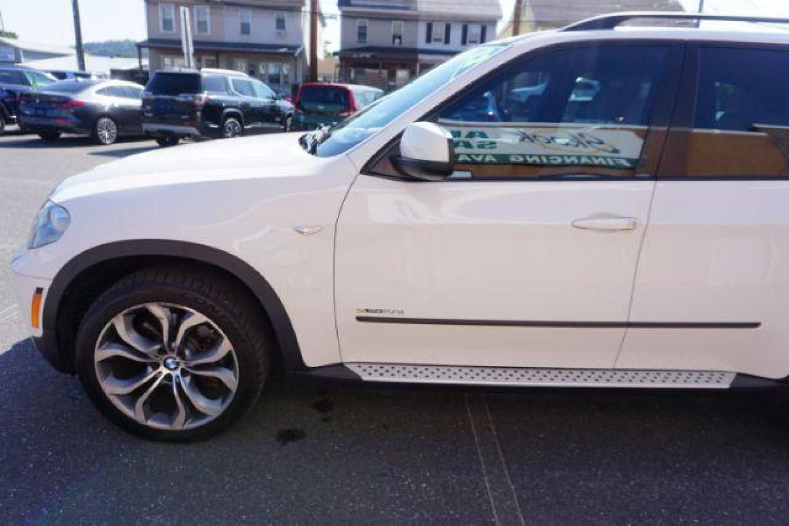 2012 Alpine White /Sand Beige BMW X5 xDrive50i (5UXZV8C59CL) with an 4.4L V-8 gasoline direct injection engine, located at 312 Centre Ave, Schuylkill Haven, PA, 17972, (570) 593-5278, 40.638130, -76.177383 - Photo#4
