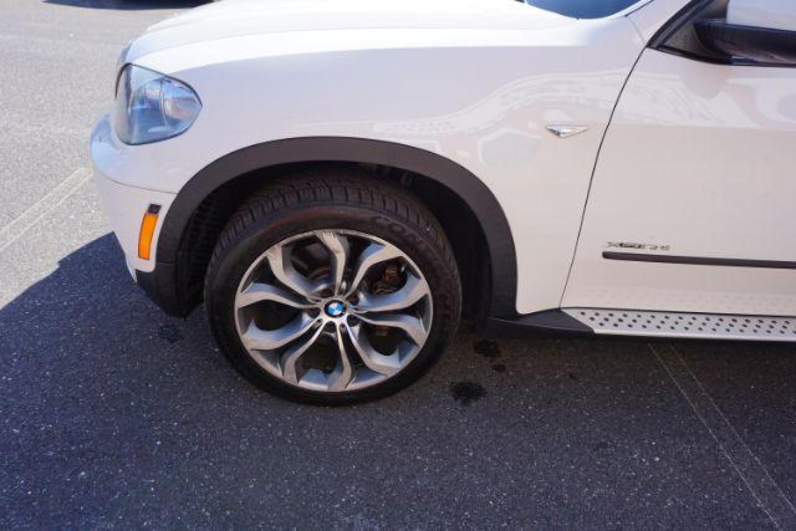 2012 Alpine White /Sand Beige BMW X5 xDrive50i (5UXZV8C59CL) with an 4.4L V-8 gasoline direct injection engine, located at 312 Centre Ave, Schuylkill Haven, PA, 17972, (570) 593-5278, 40.638130, -76.177383 - Photo#5