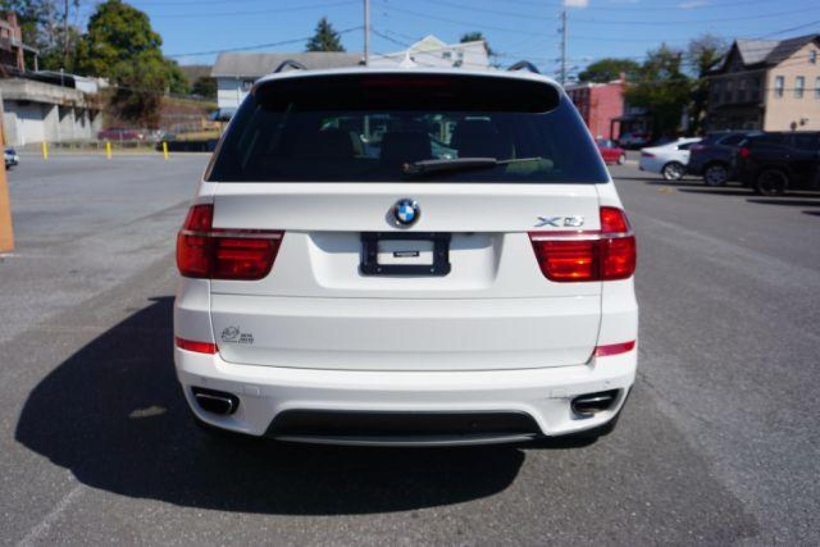2012 Alpine White /Sand Beige BMW X5 xDrive50i (5UXZV8C59CL) with an 4.4L V-8 gasoline direct injection engine, located at 312 Centre Ave, Schuylkill Haven, PA, 17972, (570) 593-5278, 40.638130, -76.177383 - Photo#10