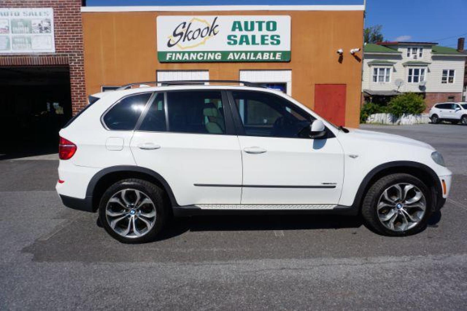 2012 Alpine White /Sand Beige BMW X5 xDrive50i (5UXZV8C59CL) with an 4.4L V-8 gasoline direct injection engine, located at 312 Centre Ave, Schuylkill Haven, PA, 17972, (570) 593-5278, 40.638130, -76.177383 - Photo#12