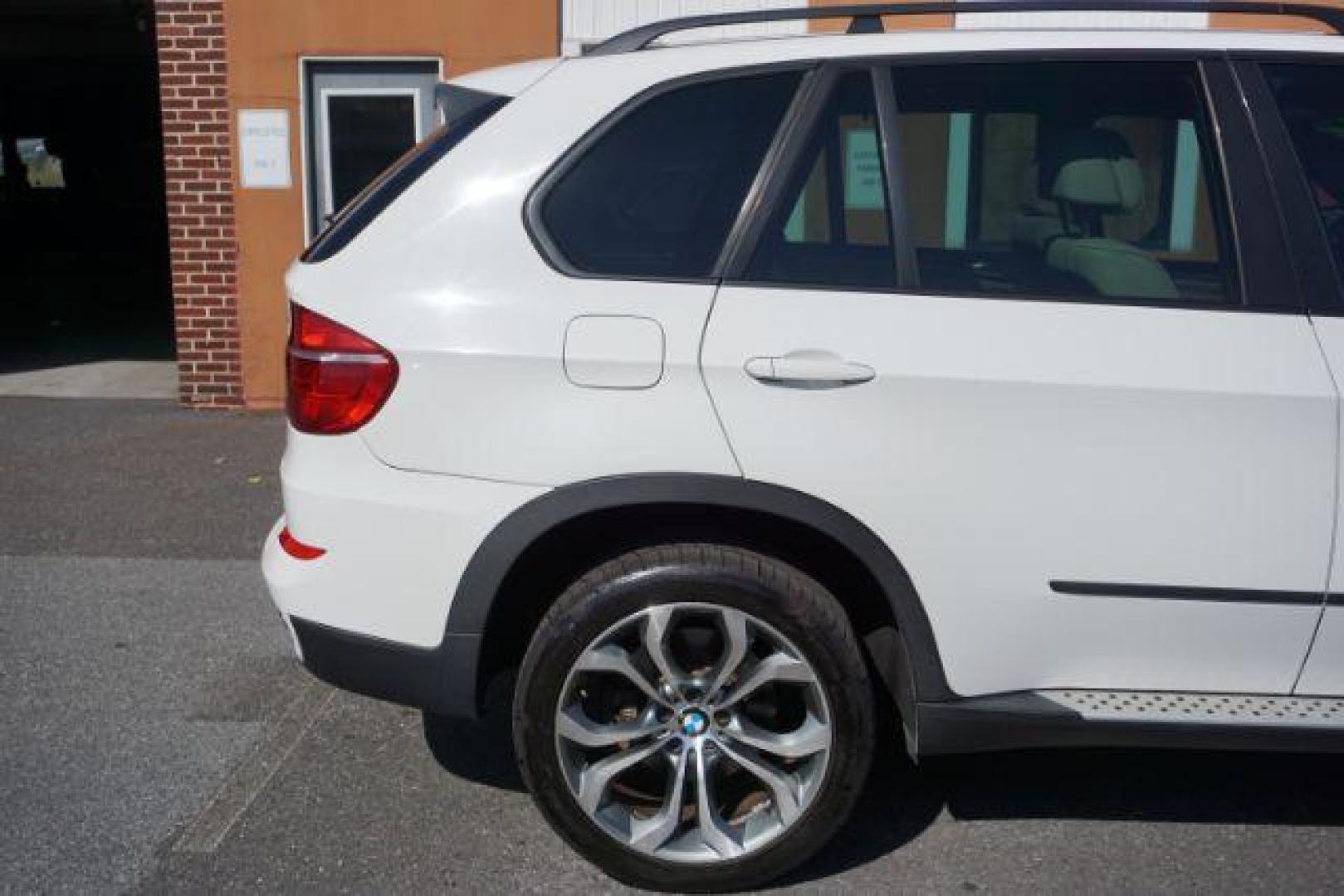 2012 Alpine White /Sand Beige BMW X5 xDrive50i (5UXZV8C59CL) with an 4.4L V-8 gasoline direct injection engine, located at 312 Centre Ave, Schuylkill Haven, PA, 17972, (570) 593-5278, 40.638130, -76.177383 - Photo#13