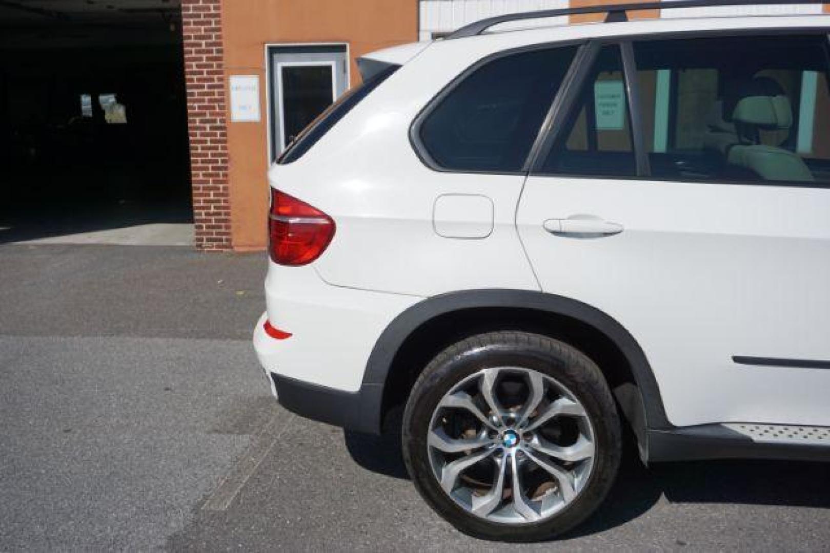 2012 Alpine White /Sand Beige BMW X5 xDrive50i (5UXZV8C59CL) with an 4.4L V-8 gasoline direct injection engine, located at 312 Centre Ave, Schuylkill Haven, PA, 17972, (570) 593-5278, 40.638130, -76.177383 - Photo#14