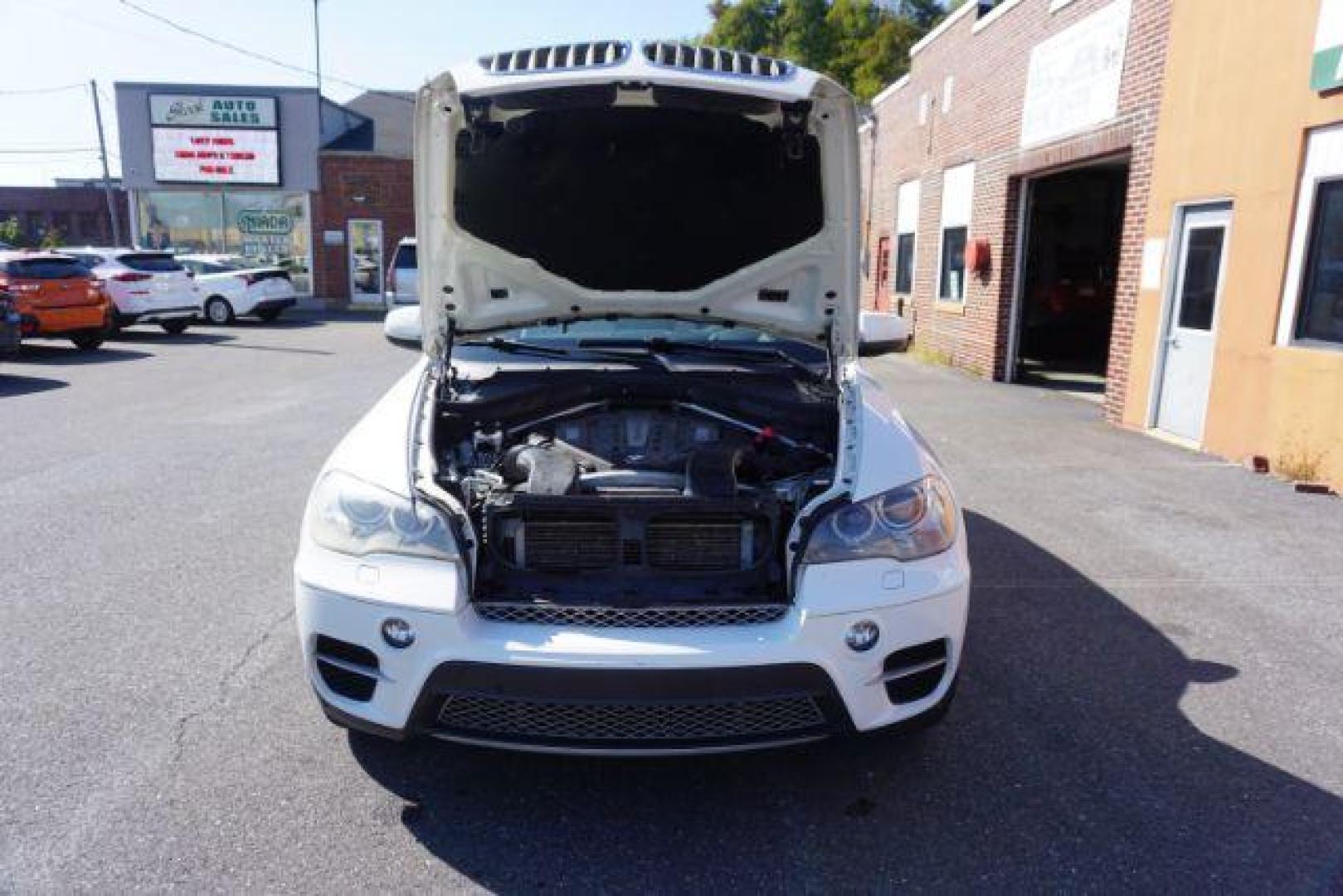 2012 Alpine White /Sand Beige BMW X5 xDrive50i (5UXZV8C59CL) with an 4.4L V-8 gasoline direct injection engine, located at 312 Centre Ave, Schuylkill Haven, PA, 17972, (570) 593-5278, 40.638130, -76.177383 - Photo#17