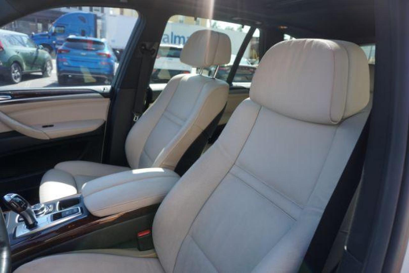 2012 Alpine White /Sand Beige BMW X5 xDrive50i (5UXZV8C59CL) with an 4.4L V-8 gasoline direct injection engine, located at 312 Centre Ave, Schuylkill Haven, PA, 17972, (570) 593-5278, 40.638130, -76.177383 - Photo#20