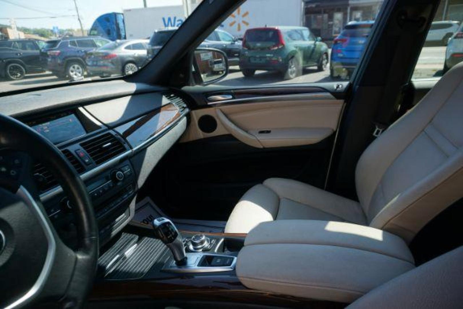 2012 Alpine White /Sand Beige BMW X5 xDrive50i (5UXZV8C59CL) with an 4.4L V-8 gasoline direct injection engine, located at 312 Centre Ave, Schuylkill Haven, PA, 17972, (570) 593-5278, 40.638130, -76.177383 - Photo#21