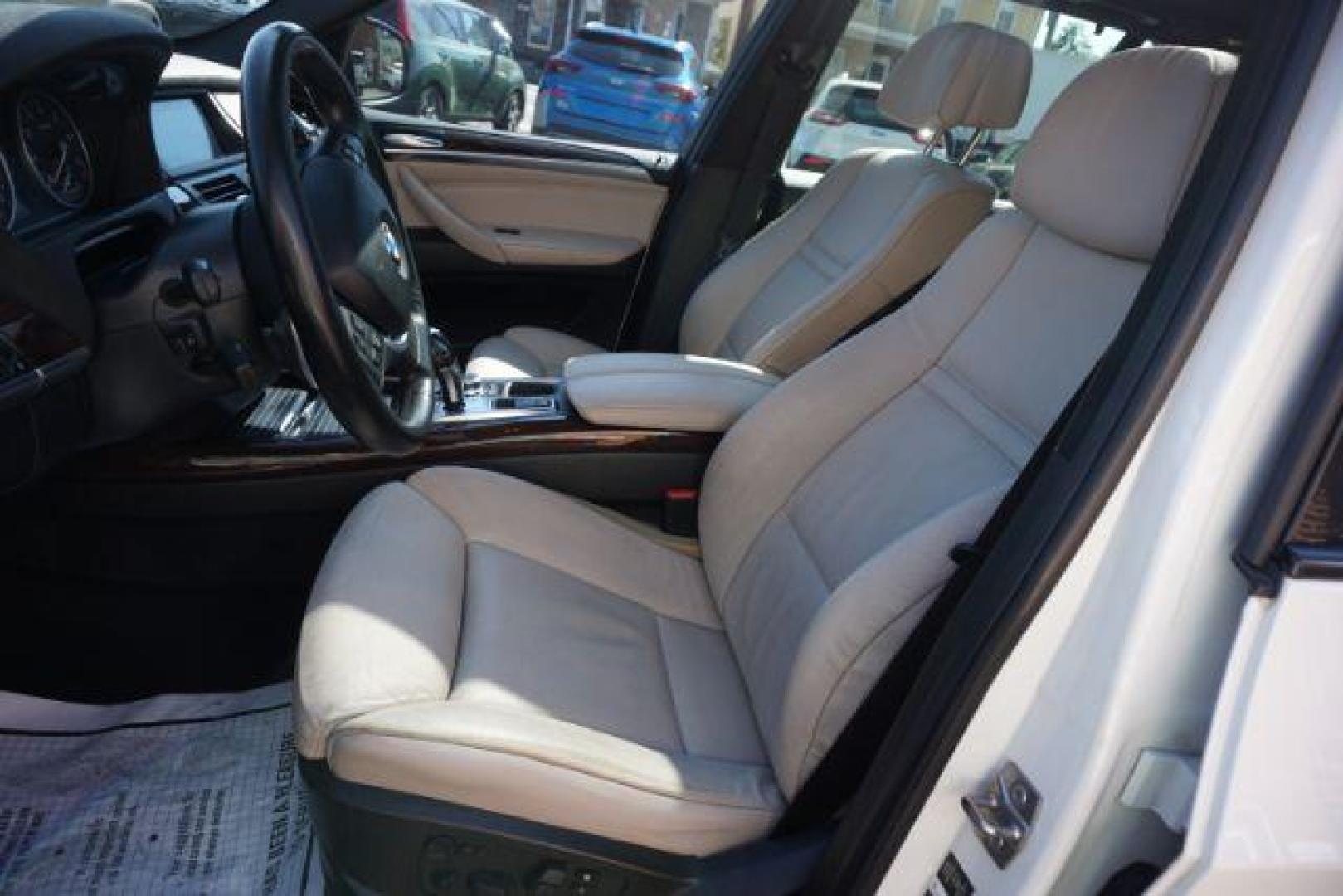 2012 Alpine White /Sand Beige BMW X5 xDrive50i (5UXZV8C59CL) with an 4.4L V-8 gasoline direct injection engine, located at 312 Centre Ave, Schuylkill Haven, PA, 17972, (570) 593-5278, 40.638130, -76.177383 - Photo#23