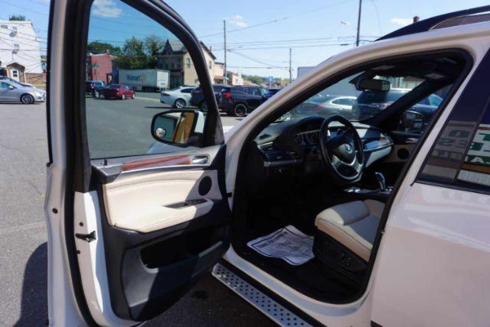 2012 Alpine White /Sand Beige BMW X5 xDrive50i (5UXZV8C59CL) with an 4.4L V-8 gasoline direct injection engine, located at 312 Centre Ave, Schuylkill Haven, PA, 17972, (570) 593-5278, 40.638130, -76.177383 - Photo#26