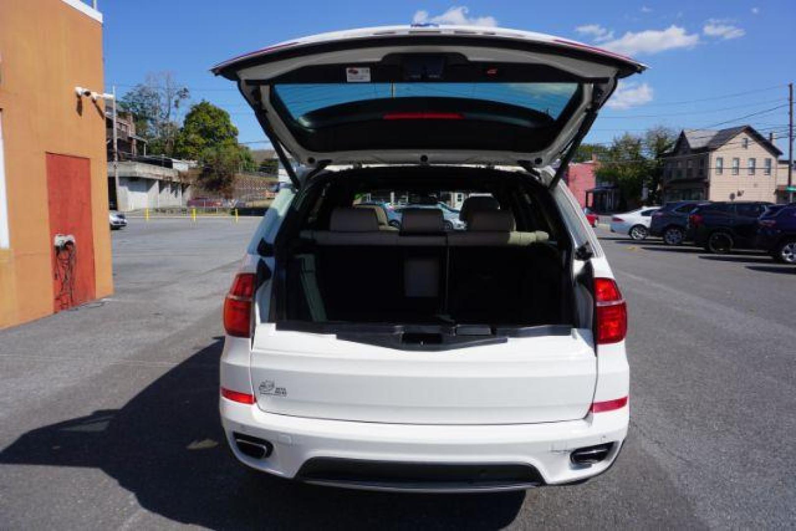 2012 Alpine White /Sand Beige BMW X5 xDrive50i (5UXZV8C59CL) with an 4.4L V-8 gasoline direct injection engine, located at 312 Centre Ave, Schuylkill Haven, PA, 17972, (570) 593-5278, 40.638130, -76.177383 - Photo#36