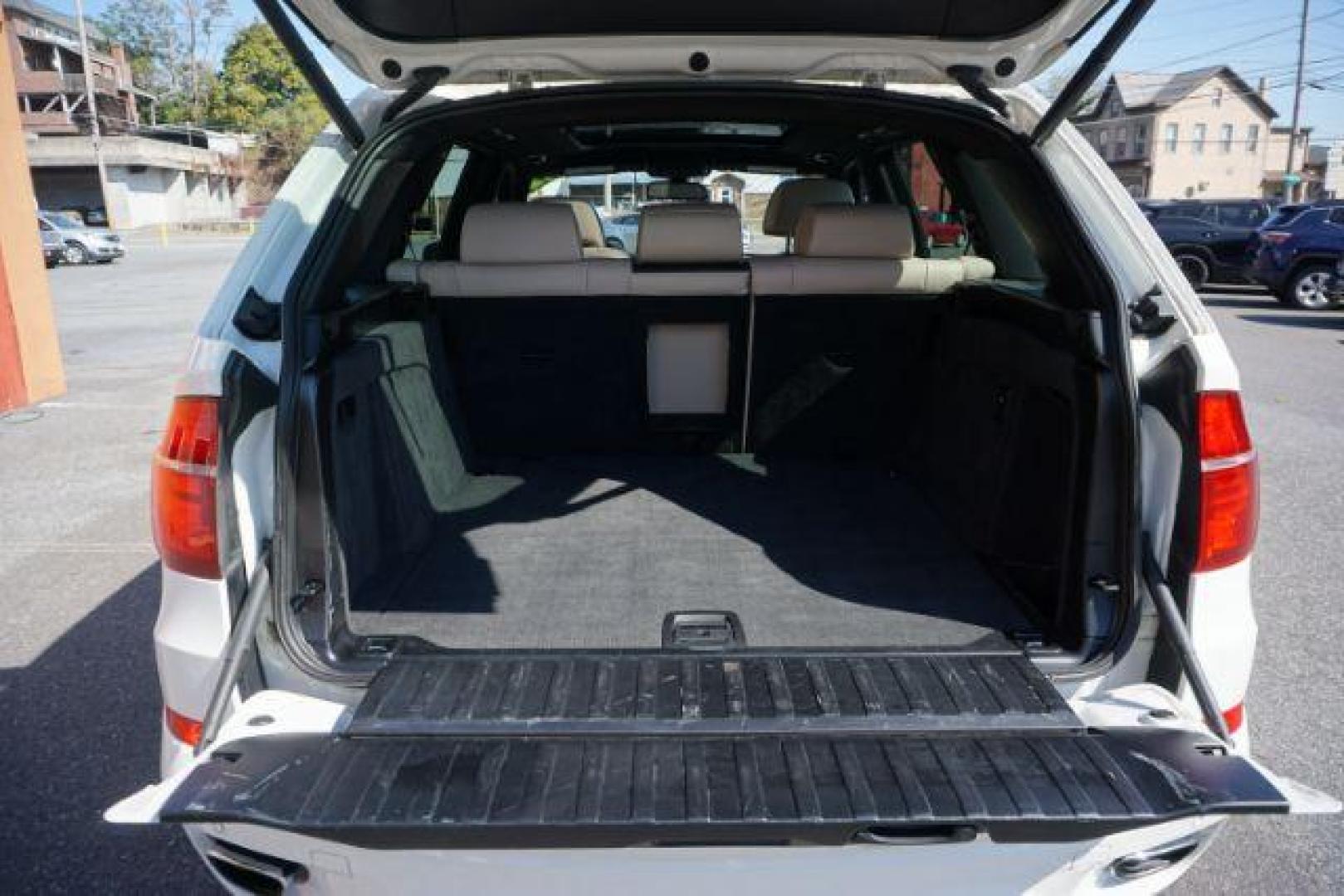 2012 Alpine White /Sand Beige BMW X5 xDrive50i (5UXZV8C59CL) with an 4.4L V-8 gasoline direct injection engine, located at 312 Centre Ave, Schuylkill Haven, PA, 17972, (570) 593-5278, 40.638130, -76.177383 - Photo#38
