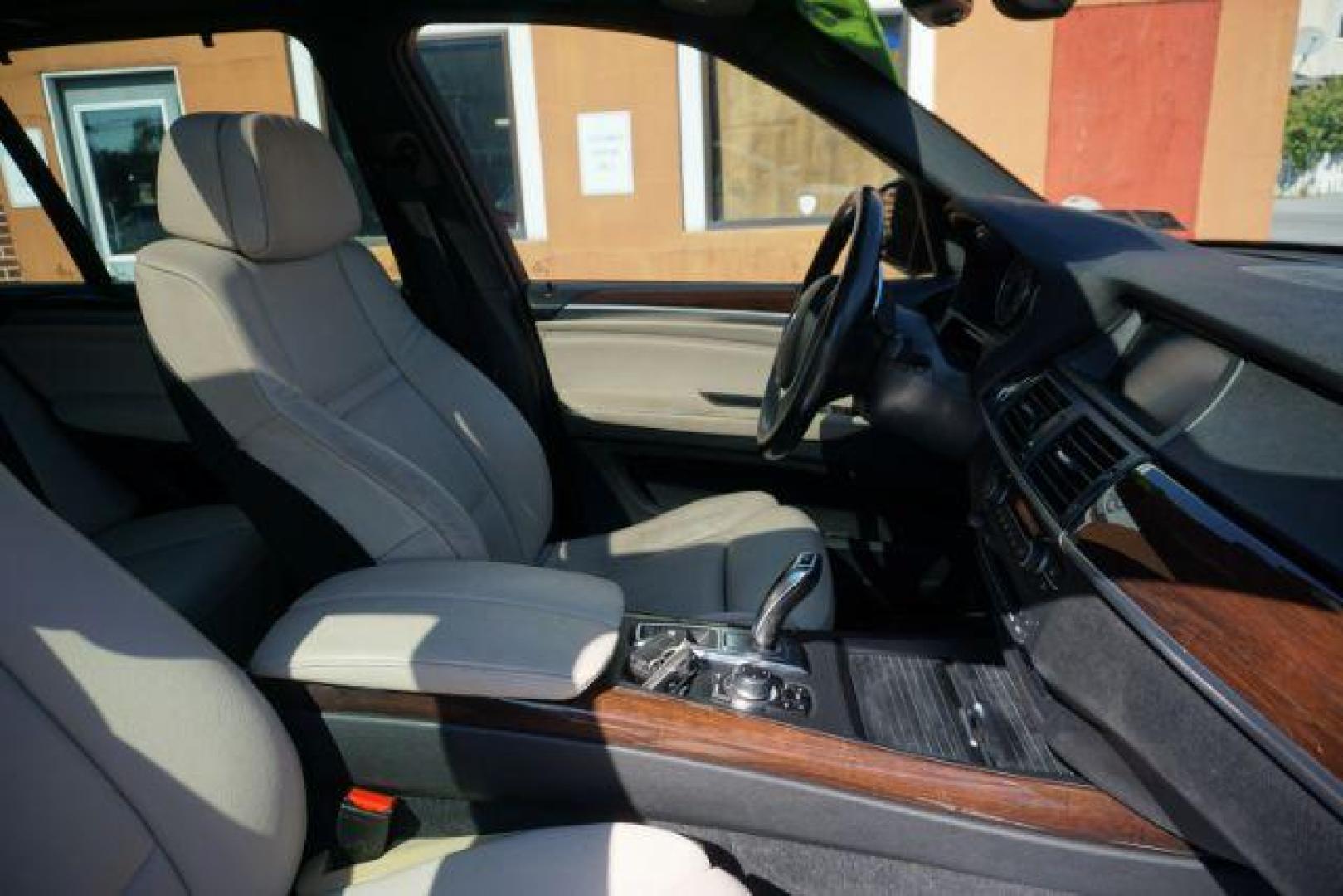 2012 Alpine White /Sand Beige BMW X5 xDrive50i (5UXZV8C59CL) with an 4.4L V-8 gasoline direct injection engine, located at 312 Centre Ave, Schuylkill Haven, PA, 17972, (570) 593-5278, 40.638130, -76.177383 - Photo#44
