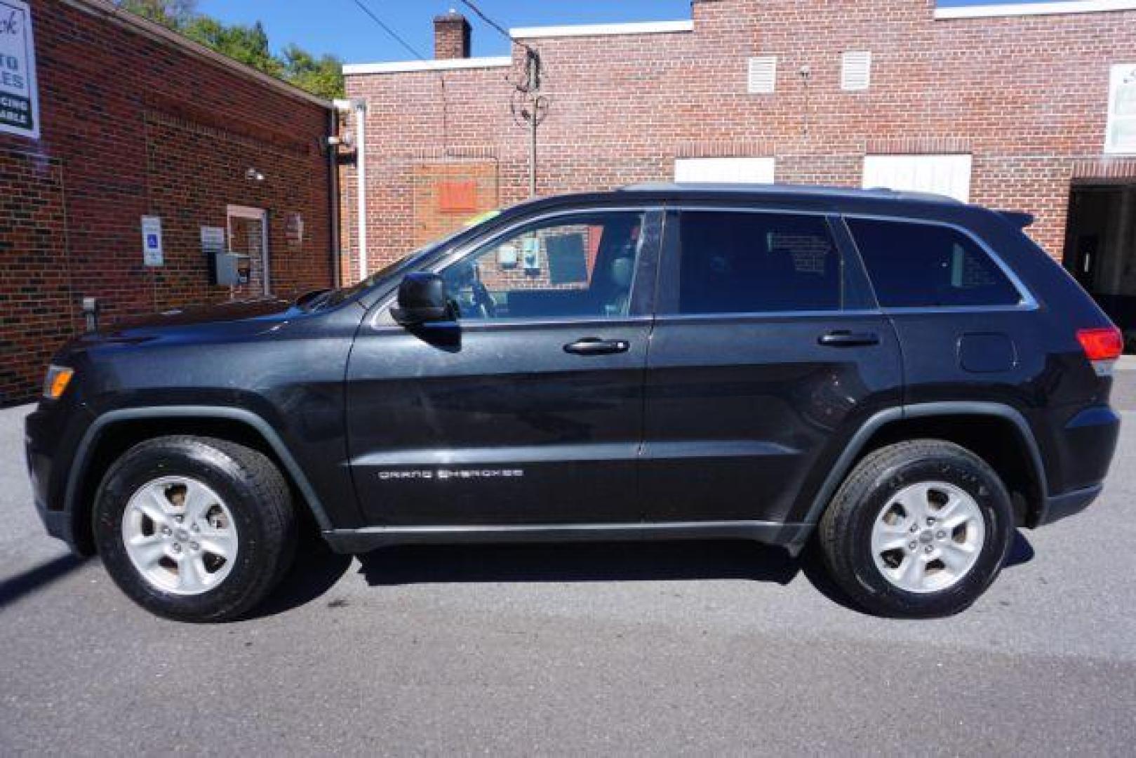 2014 Jeep Grand Cherokee Laredo 4WD (1C4RJFAG5EC) with an 3.6L V6 DOHC 24V engine, 5-Speed Automatic transmission, located at 312 Centre Ave, Schuylkill Haven, PA, 17972, (570) 593-5278, 40.638130, -76.177383 - Photo#33