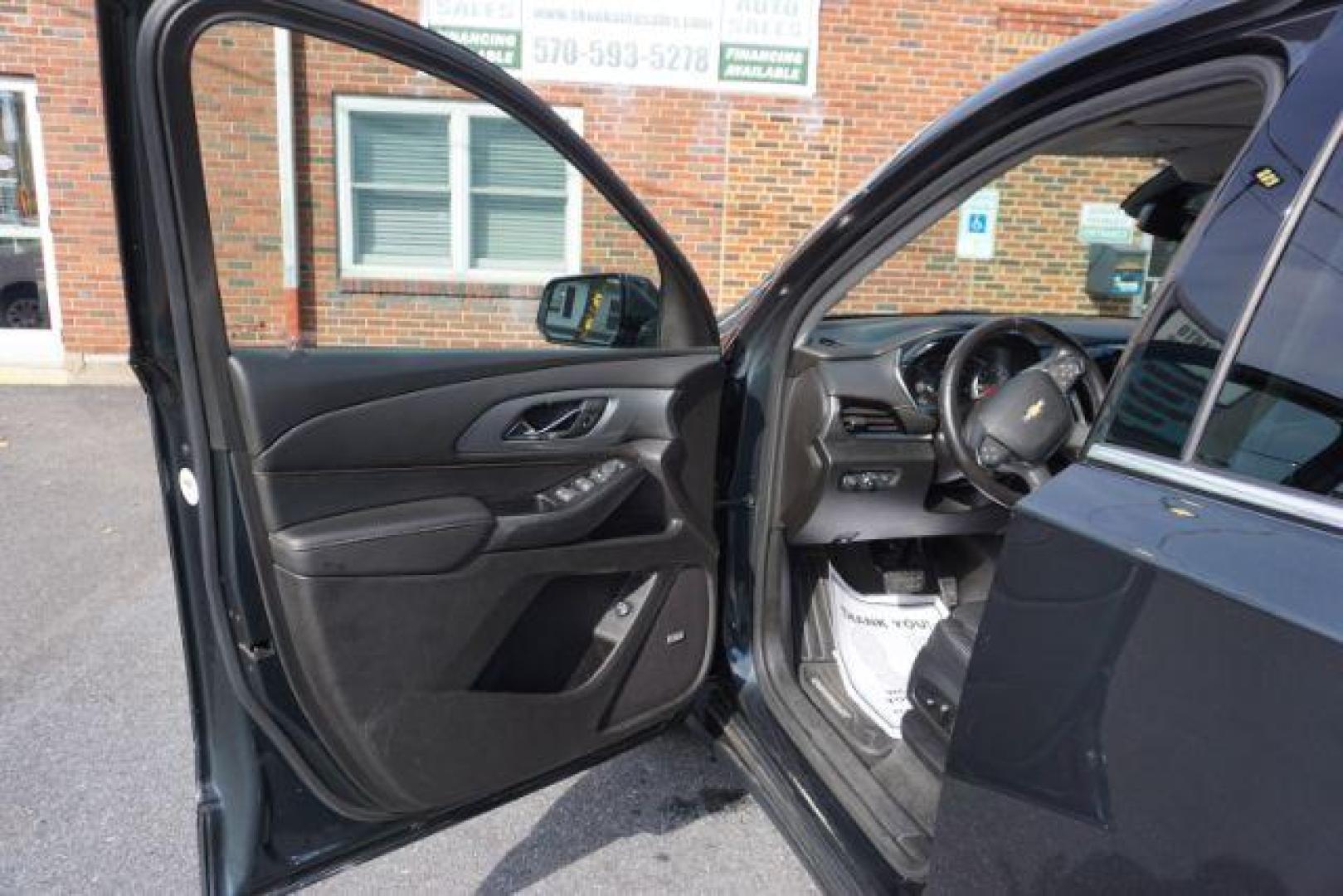 2019 Graphite Metallic /Dark Atmosphere/Medium Ash Gray Chevrolet Traverse 3LT (1GNEVHKW7KJ) with an 3.6L V-6 gasoline direct injection engine, located at 312 Centre Ave, Schuylkill Haven, PA, 17972, (570) 593-5278, 40.638130, -76.177383 - Photo#27