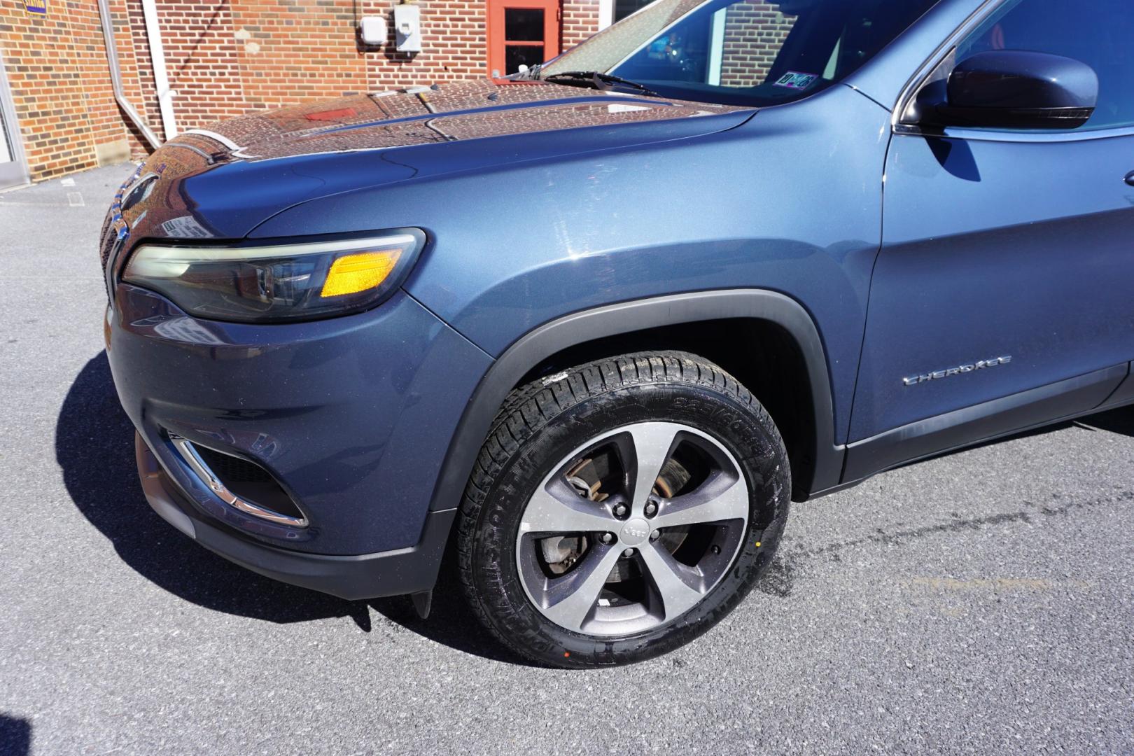 2020 BLUE SHADE PEARL JEEP CHEROKEE LIMITED (1C4PJMDX9LD) with an 3.2L V6 engine, AUTOMATIC transmission, located at 312 Centre Ave, Schuylkill Haven, PA, 17972, (570) 593-5278, 40.638130, -76.177383- Photo#4