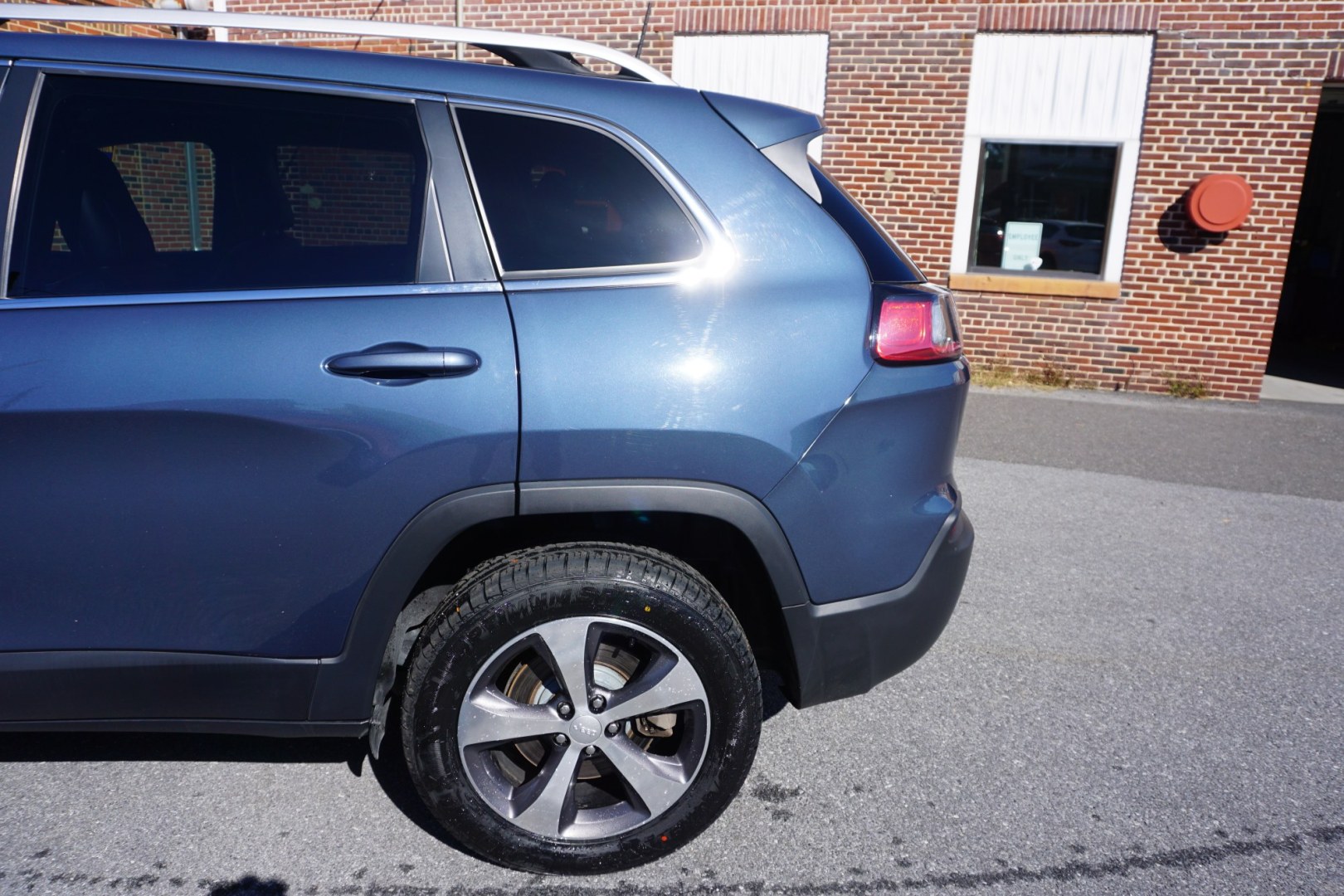 2020 BLUE SHADE PEARL JEEP CHEROKEE LIMITED (1C4PJMDX9LD) with an 3.2L V6 engine, AUTOMATIC transmission, located at 312 Centre Ave, Schuylkill Haven, PA, 17972, (570) 593-5278, 40.638130, -76.177383- Photo#7