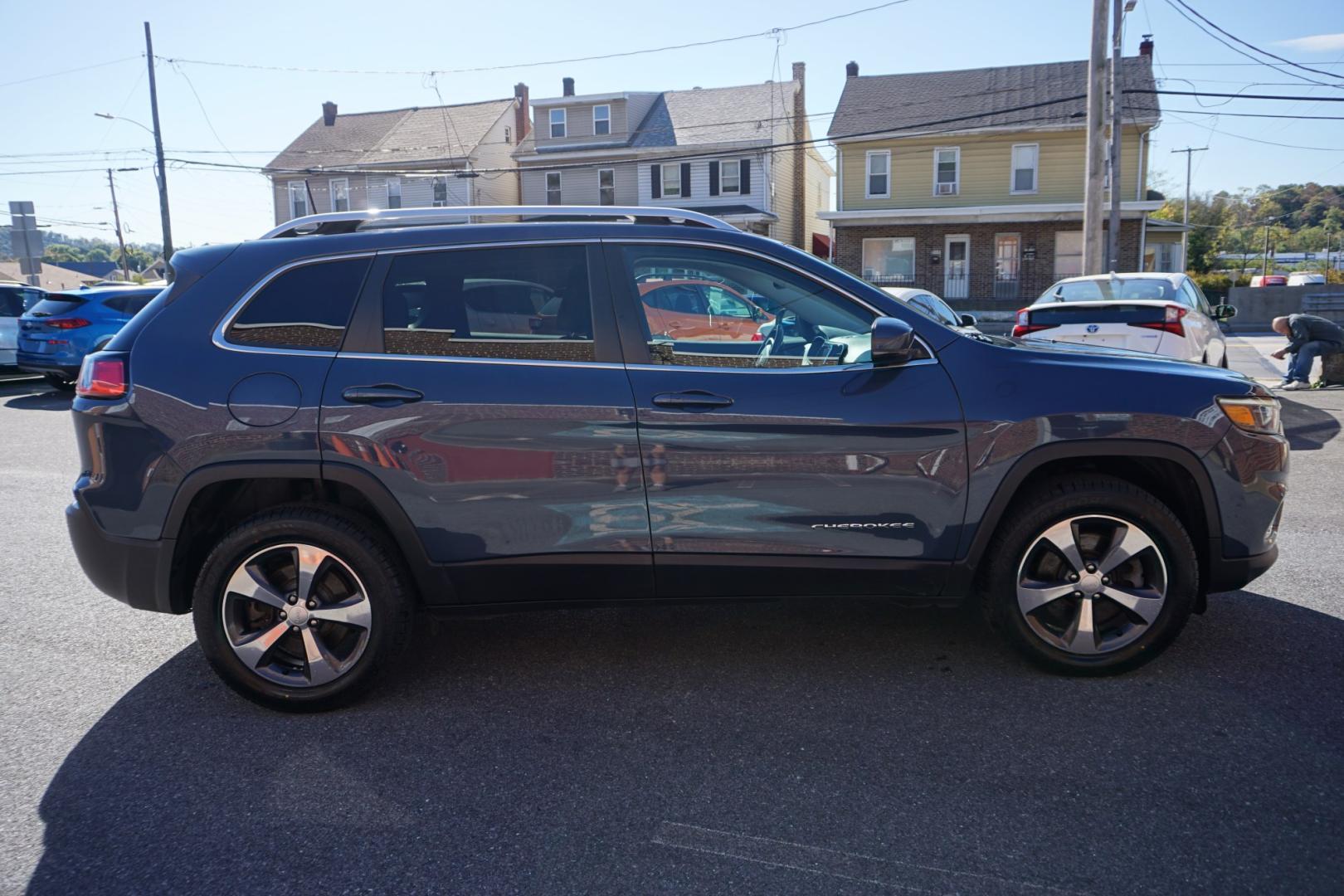 2020 BLUE SHADE PEARL JEEP CHEROKEE LIMITED (1C4PJMDX9LD) with an 3.2L V6 engine, AUTOMATIC transmission, located at 312 Centre Ave, Schuylkill Haven, PA, 17972, (570) 593-5278, 40.638130, -76.177383- Photo#11