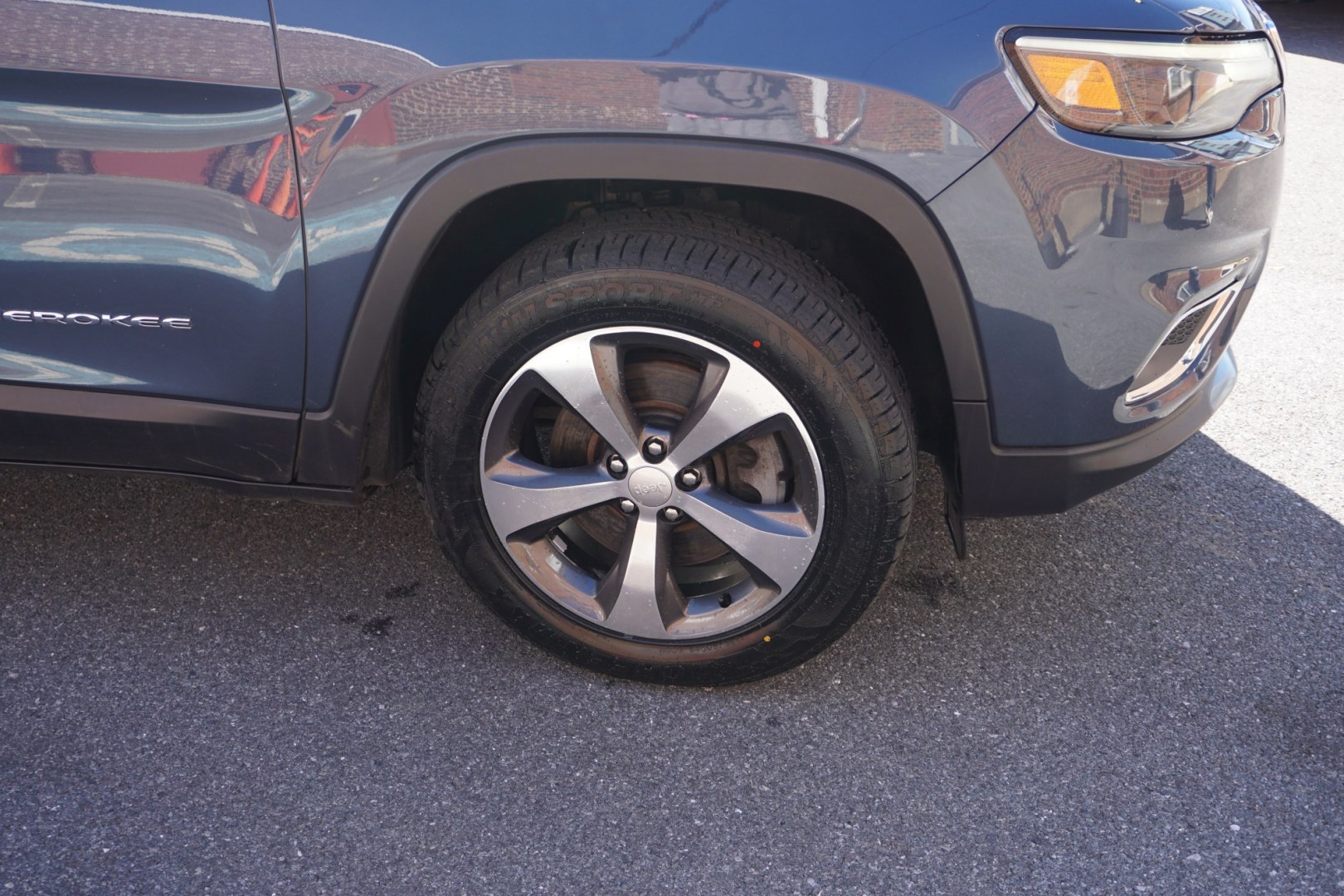 2020 BLUE SHADE PEARL JEEP CHEROKEE LIMITED (1C4PJMDX9LD) with an 3.2L V6 engine, AUTOMATIC transmission, located at 312 Centre Ave, Schuylkill Haven, PA, 17972, (570) 593-5278, 40.638130, -76.177383- Photo#17