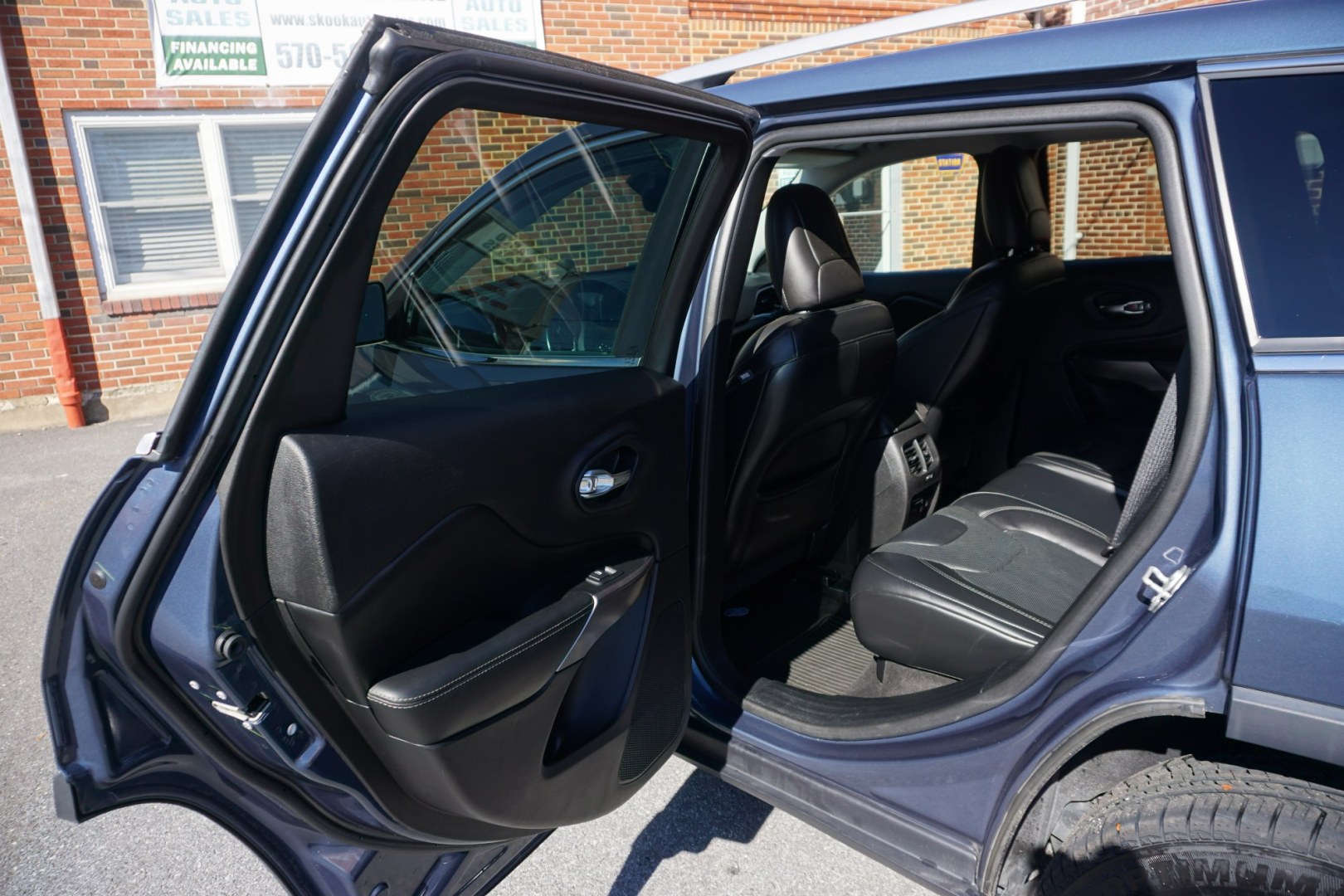 2020 BLUE SHADE PEARL JEEP CHEROKEE LIMITED (1C4PJMDX9LD) with an 3.2L V6 engine, AUTOMATIC transmission, located at 312 Centre Ave, Schuylkill Haven, PA, 17972, (570) 593-5278, 40.638130, -76.177383- Photo#33