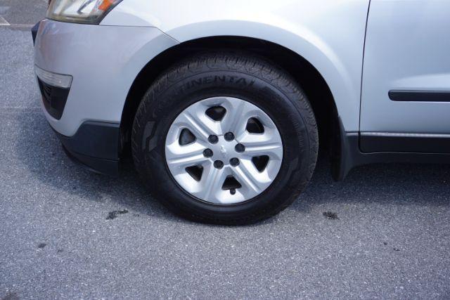 2016 Silver /Dark Titanium / Light Titanium, premium cloth Chevrolet Traverse LS AWD (1GNKVFKD4GJ) with an 3.6L V6 DOHC 24V engine, 6-Speed Automatic transmission, located at 312 Centre Ave, Schuylkill Haven, PA, 17972, (570) 593-5278, 40.638130, -76.177383 - Photo#5
