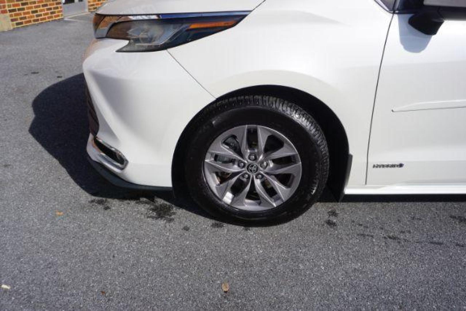 2021 Blizzard Pearl /Chateau Toyota Sienna XLE (5TDYSKFC4MS) with an Dynamic Force 2.5L I-4 port/direct injection engine, located at 312 Centre Ave, Schuylkill Haven, PA, 17972, (570) 593-5278, 40.638130, -76.177383 - Photo#3