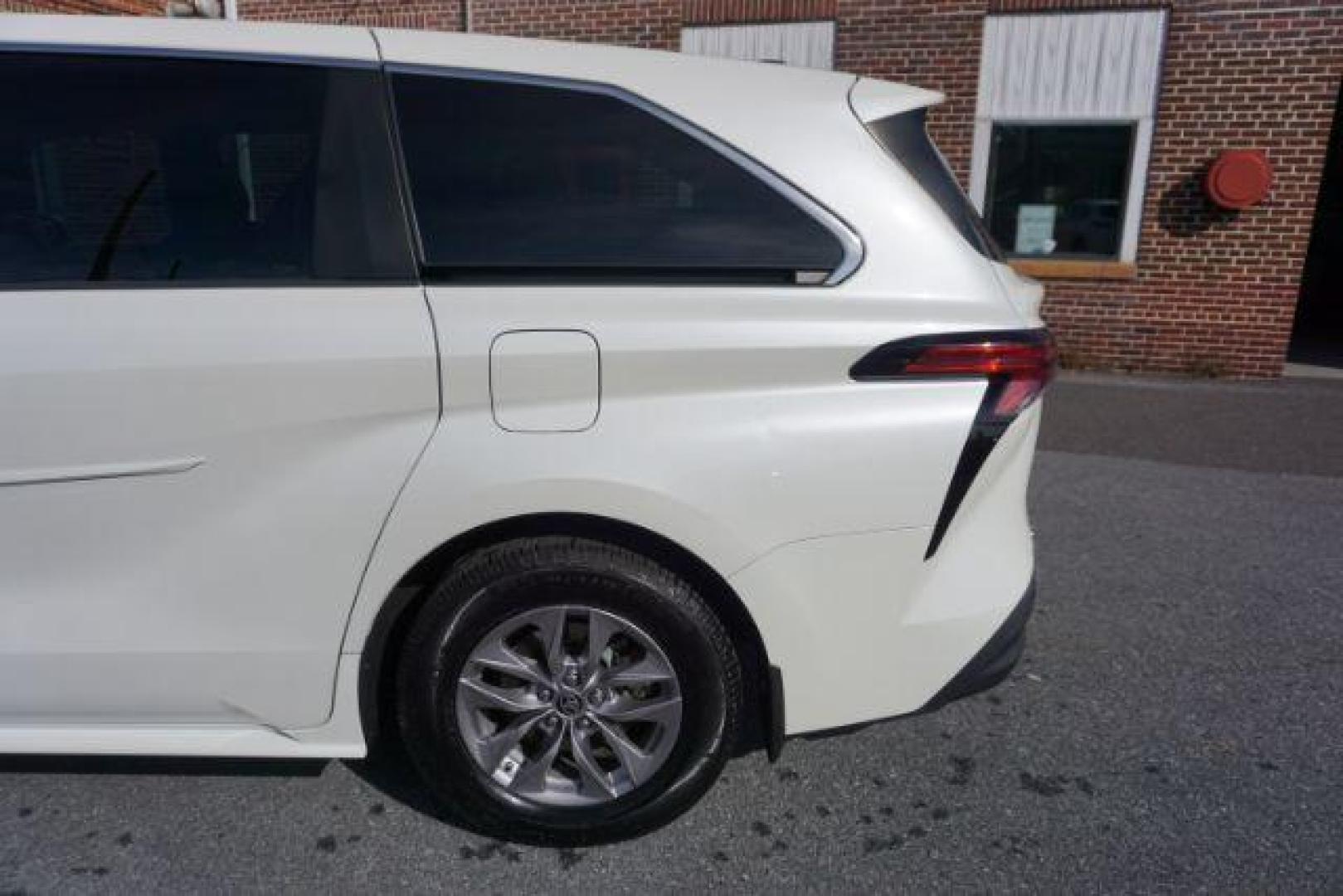 2021 Blizzard Pearl /Chateau Toyota Sienna XLE (5TDYSKFC4MS) with an Dynamic Force 2.5L I-4 port/direct injection engine, located at 312 Centre Ave, Schuylkill Haven, PA, 17972, (570) 593-5278, 40.638130, -76.177383 - Photo#5