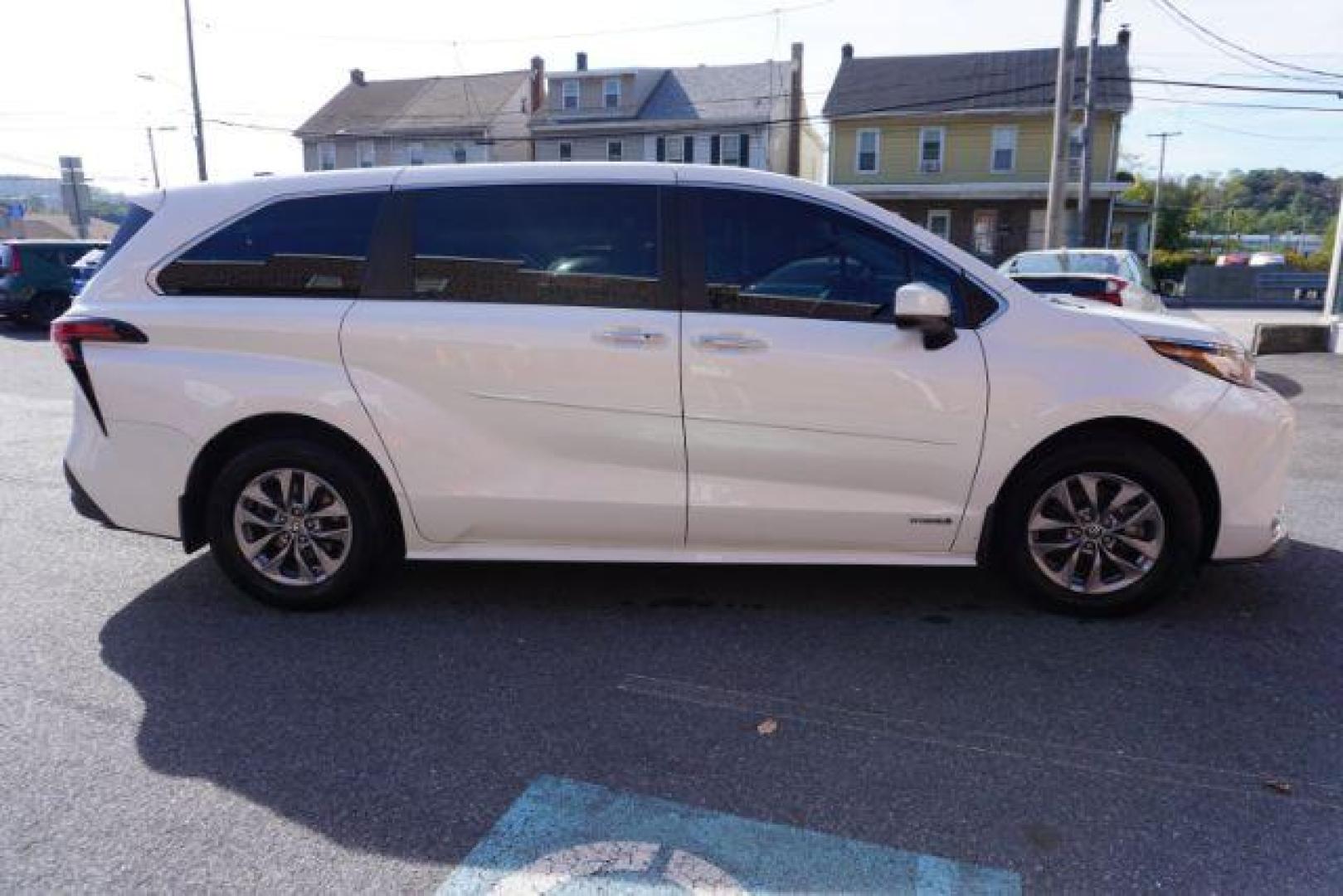 2021 Blizzard Pearl /Chateau Toyota Sienna XLE (5TDYSKFC4MS) with an Dynamic Force 2.5L I-4 port/direct injection engine, located at 312 Centre Ave, Schuylkill Haven, PA, 17972, (570) 593-5278, 40.638130, -76.177383 - Photo#10