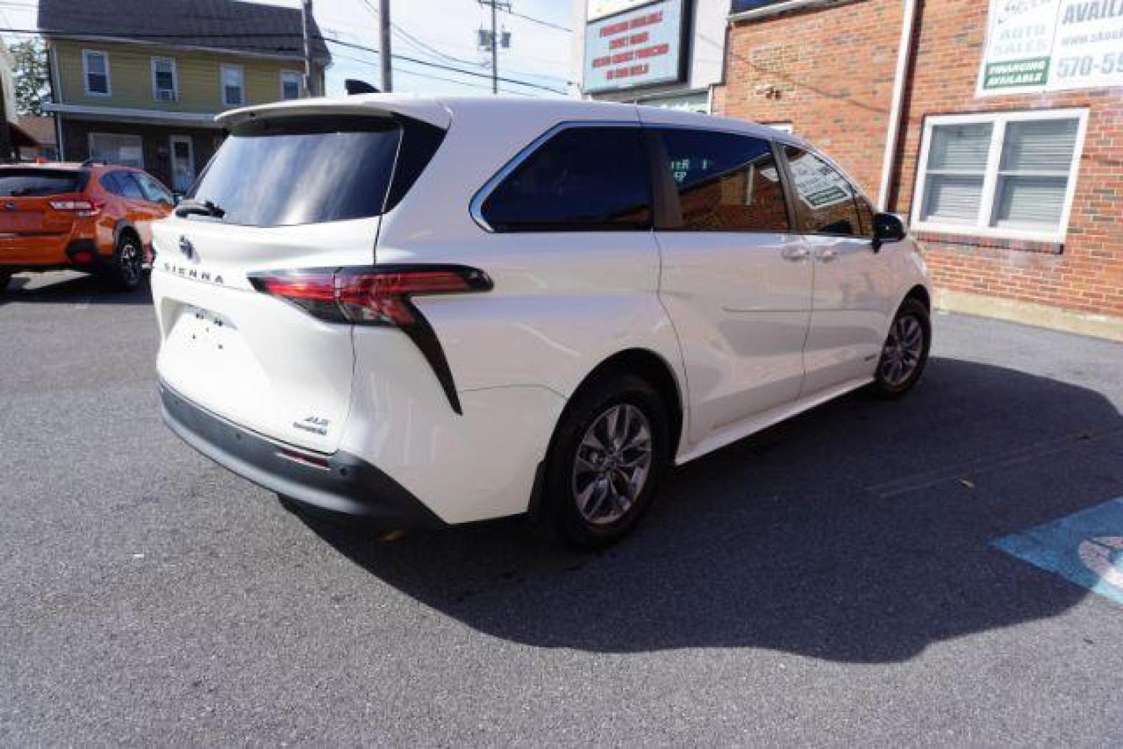 2021 Blizzard Pearl /Chateau Toyota Sienna XLE (5TDYSKFC4MS) with an Dynamic Force 2.5L I-4 port/direct injection engine, located at 312 Centre Ave, Schuylkill Haven, PA, 17972, (570) 593-5278, 40.638130, -76.177383 - Photo#11