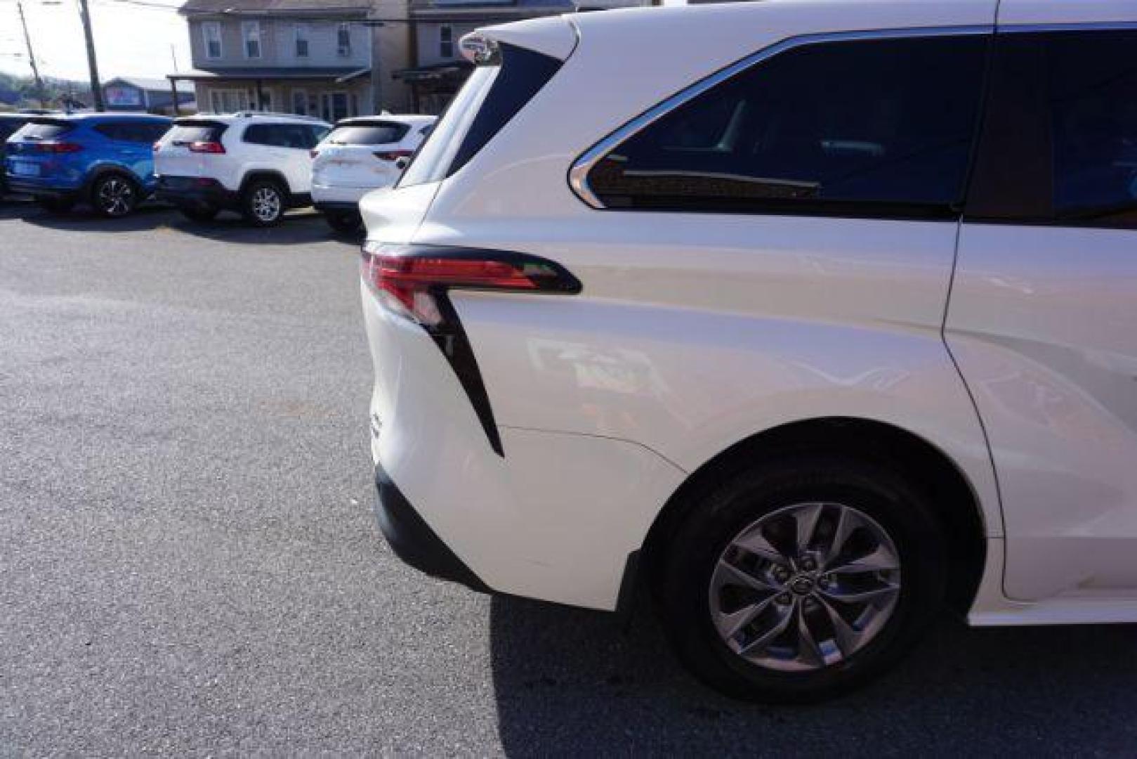 2021 Blizzard Pearl /Chateau Toyota Sienna XLE (5TDYSKFC4MS) with an Dynamic Force 2.5L I-4 port/direct injection engine, located at 312 Centre Ave, Schuylkill Haven, PA, 17972, (570) 593-5278, 40.638130, -76.177383 - Photo#12