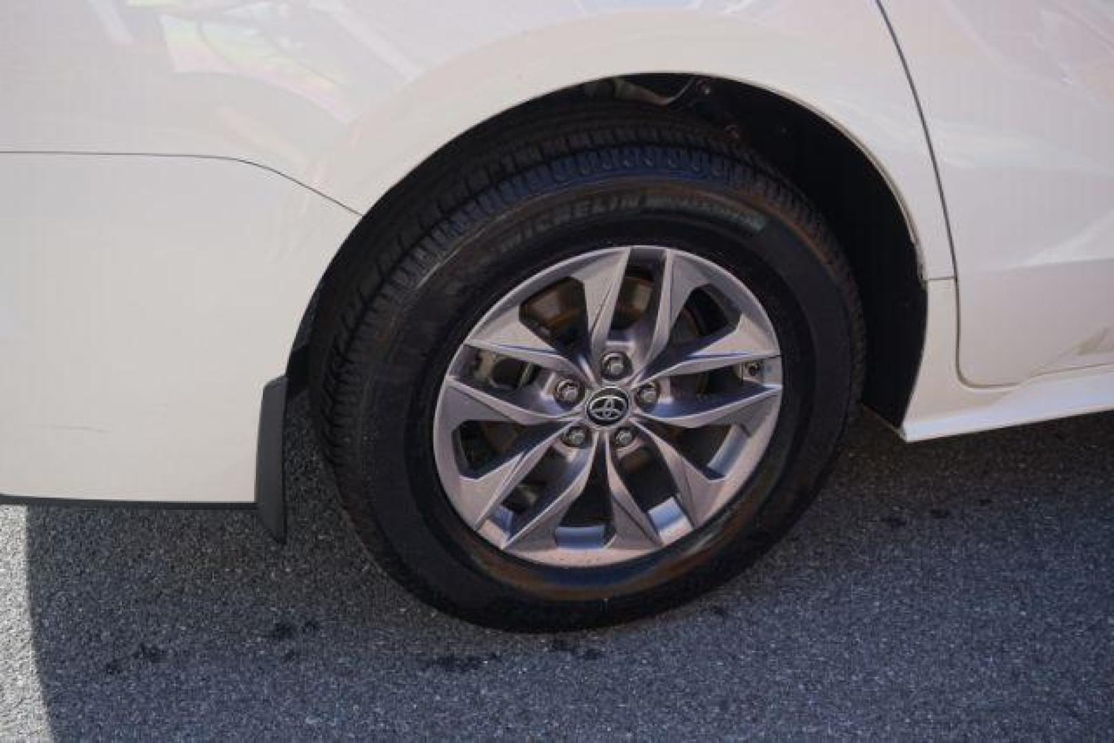 2021 Blizzard Pearl /Chateau Toyota Sienna XLE (5TDYSKFC4MS) with an Dynamic Force 2.5L I-4 port/direct injection engine, located at 312 Centre Ave, Schuylkill Haven, PA, 17972, (570) 593-5278, 40.638130, -76.177383 - Photo#13