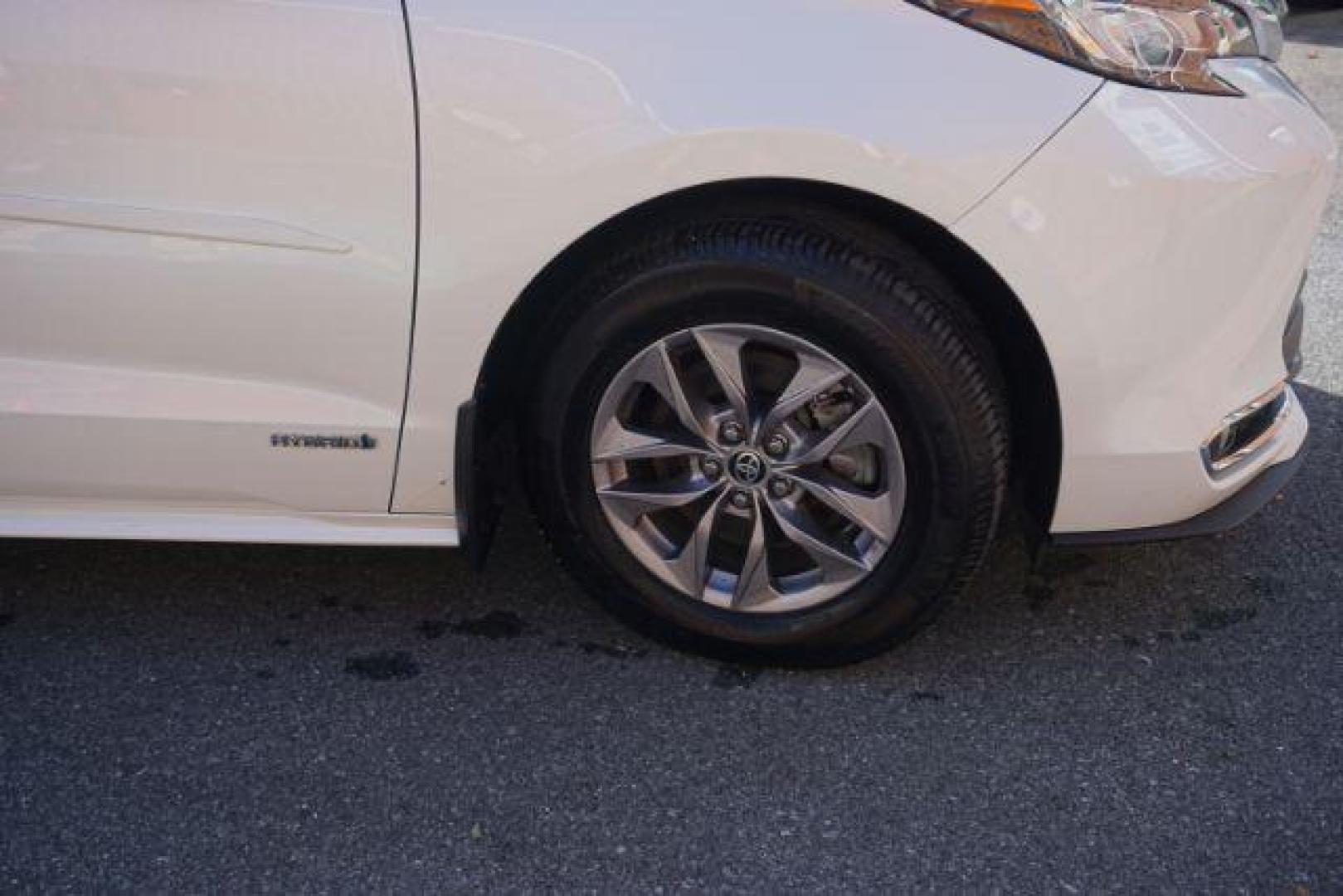 2021 Blizzard Pearl /Chateau Toyota Sienna XLE (5TDYSKFC4MS) with an Dynamic Force 2.5L I-4 port/direct injection engine, located at 312 Centre Ave, Schuylkill Haven, PA, 17972, (570) 593-5278, 40.638130, -76.177383 - Photo#16