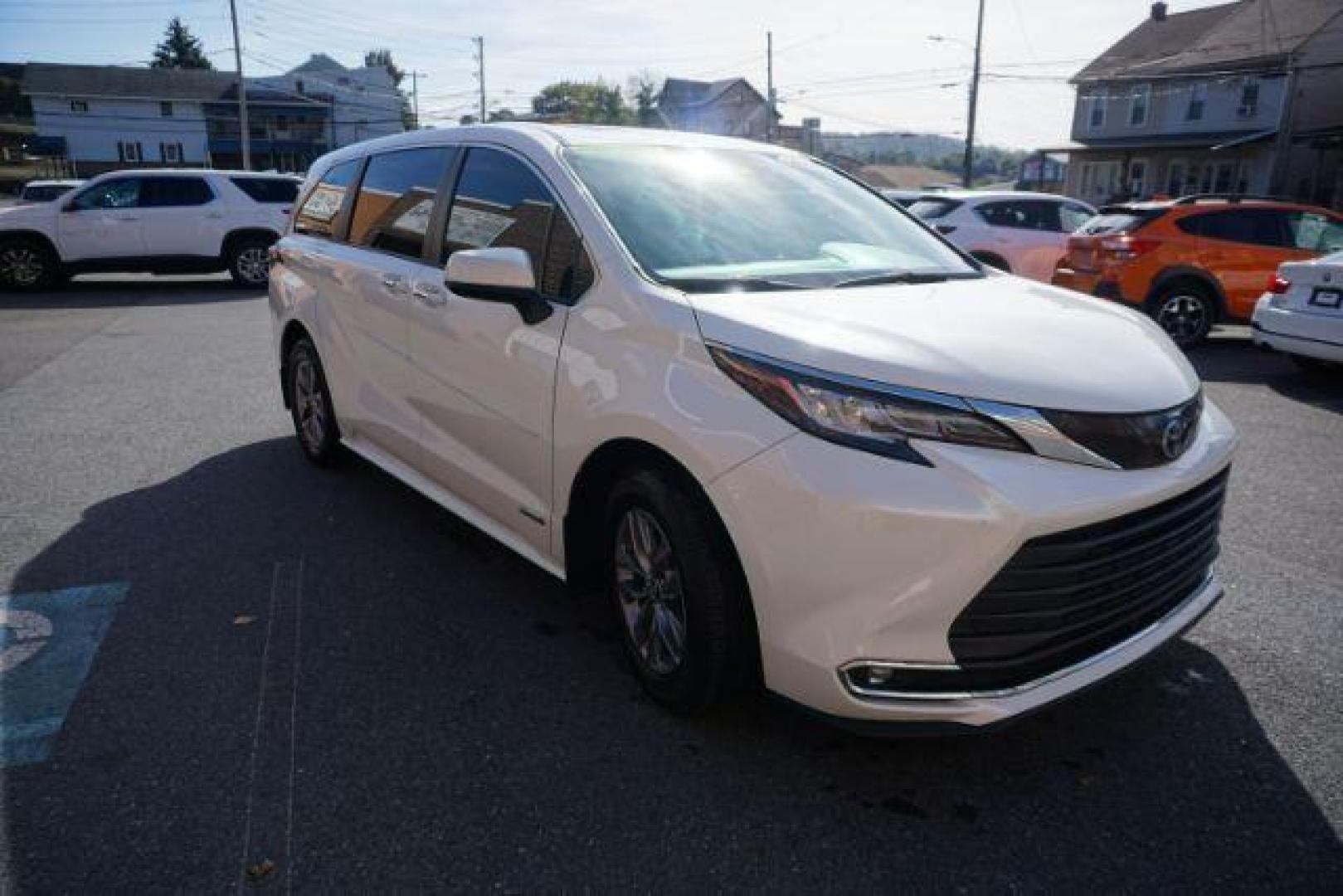2021 Blizzard Pearl /Chateau Toyota Sienna XLE (5TDYSKFC4MS) with an Dynamic Force 2.5L I-4 port/direct injection engine, located at 312 Centre Ave, Schuylkill Haven, PA, 17972, (570) 593-5278, 40.638130, -76.177383 - Photo#17