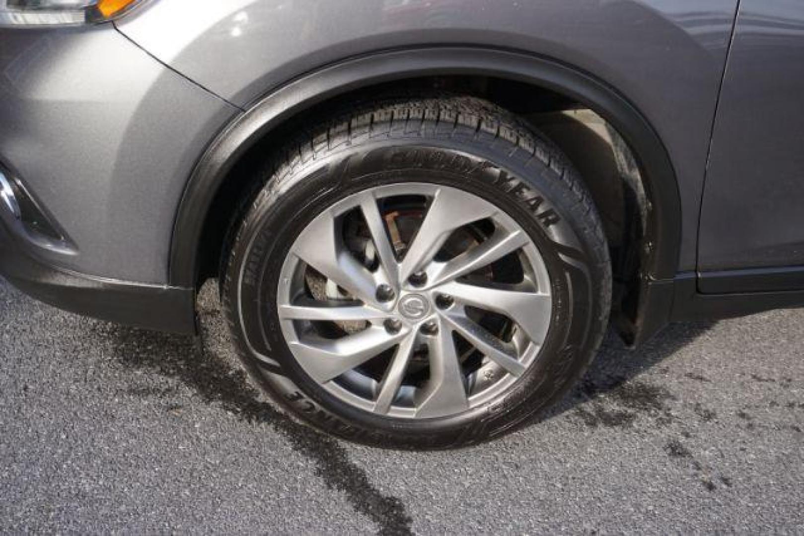 2015 Brilliant Silver Nissan Rogue SL (5N1AT2MV4FC) with an 2.5L I-4 DOHC engine, located at 312 Centre Ave, Schuylkill Haven, PA, 17972, (570) 593-5278, 40.638130, -76.177383 - Photo#4