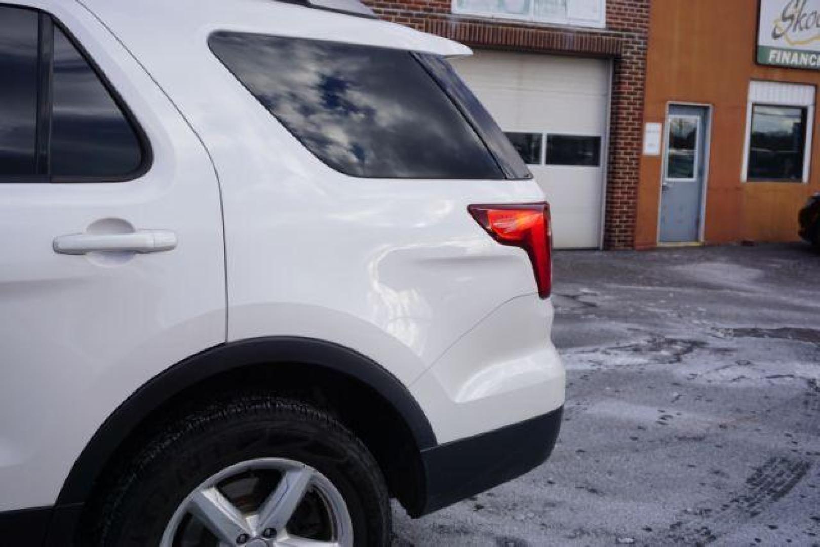 2017 Oxford White /Dark Earth Gray Ford Explorer XLT (1FM5K8DH4HG) , located at 312 Centre Ave, Schuylkill Haven, PA, 17972, (570) 593-5278, 40.638130, -76.177383 - Photo#9
