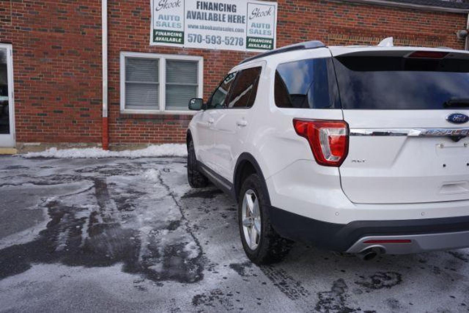 2017 Oxford White /Dark Earth Gray Ford Explorer XLT (1FM5K8DH4HG) , located at 312 Centre Ave, Schuylkill Haven, PA, 17972, (570) 593-5278, 40.638130, -76.177383 - Photo#12