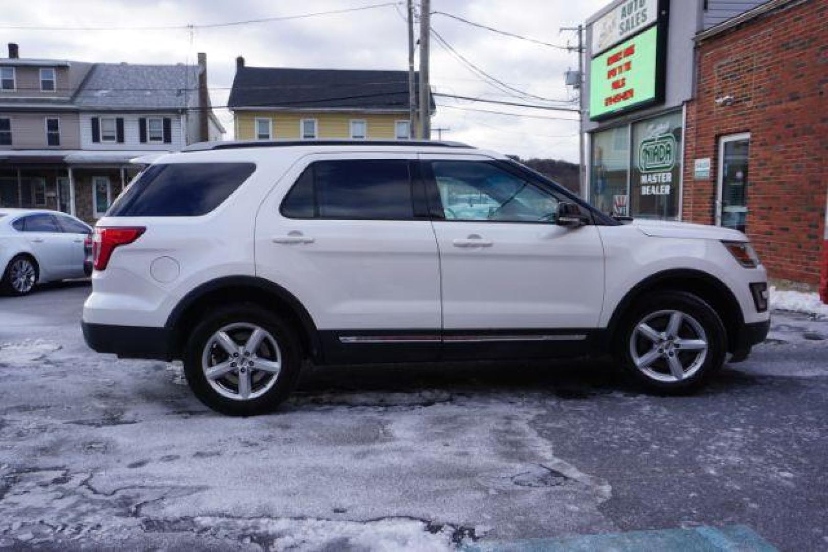 2017 Oxford White /Dark Earth Gray Ford Explorer XLT (1FM5K8DH4HG) , located at 312 Centre Ave, Schuylkill Haven, PA, 17972, (570) 593-5278, 40.638130, -76.177383 - Photo#13