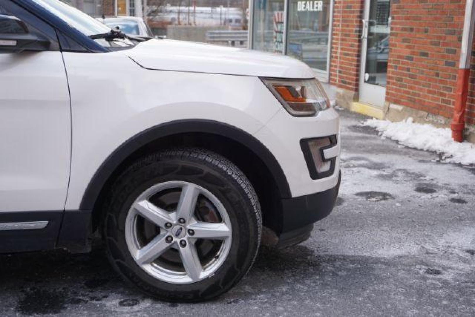 2017 Oxford White /Dark Earth Gray Ford Explorer XLT (1FM5K8DH4HG) , located at 312 Centre Ave, Schuylkill Haven, PA, 17972, (570) 593-5278, 40.638130, -76.177383 - Photo#16