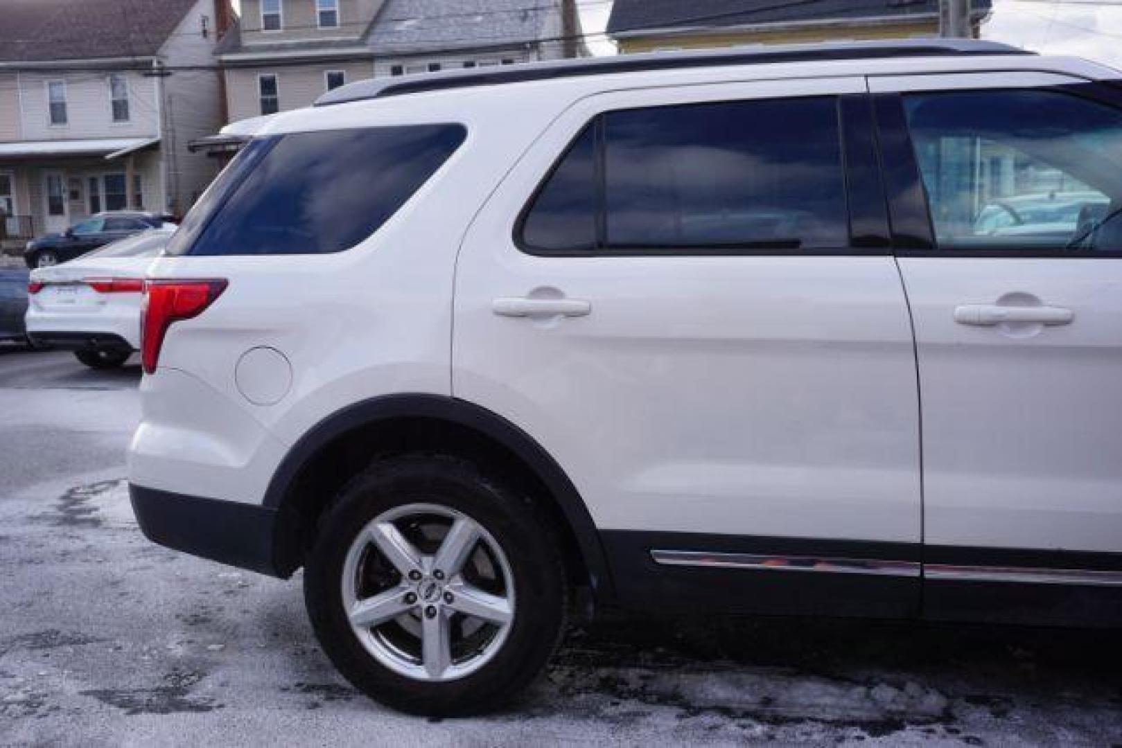 2017 Oxford White /Dark Earth Gray Ford Explorer XLT (1FM5K8DH4HG) , located at 312 Centre Ave, Schuylkill Haven, PA, 17972, (570) 593-5278, 40.638130, -76.177383 - Photo#18