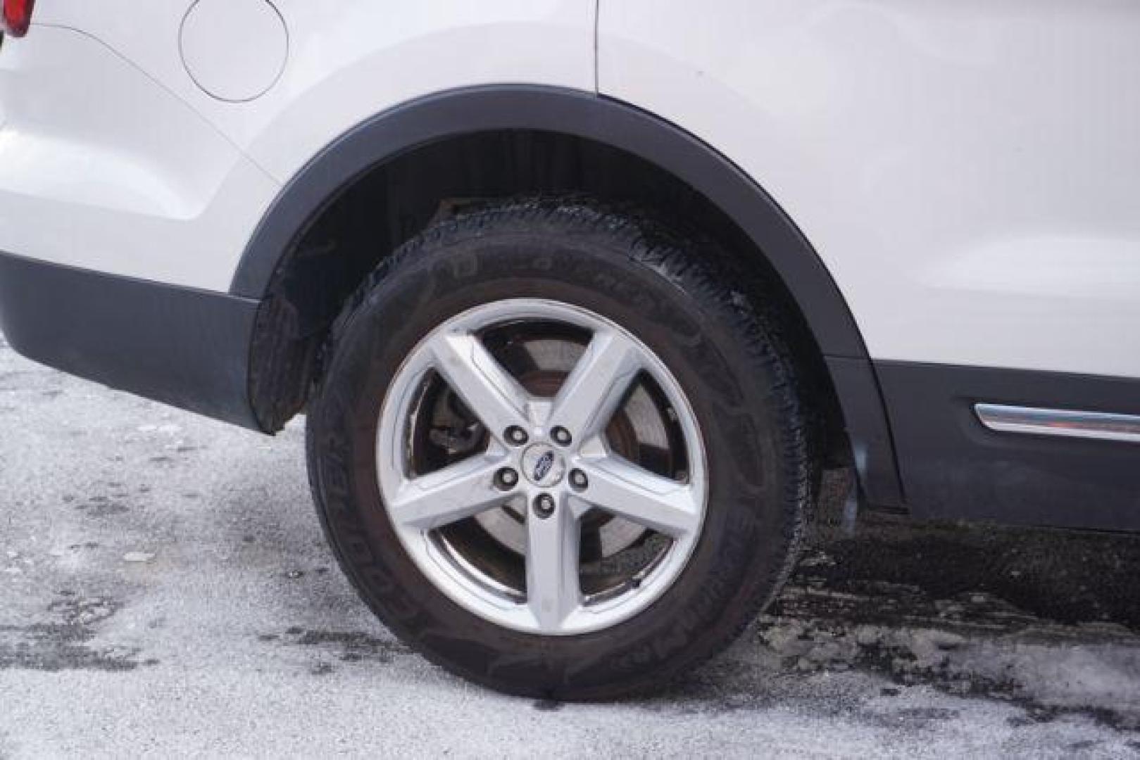 2017 Oxford White /Dark Earth Gray Ford Explorer XLT (1FM5K8DH4HG) , located at 312 Centre Ave, Schuylkill Haven, PA, 17972, (570) 593-5278, 40.638130, -76.177383 - Photo#19