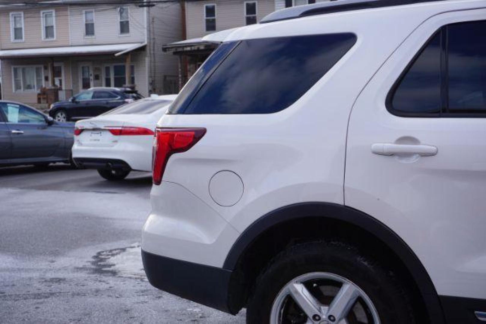 2017 Oxford White /Dark Earth Gray Ford Explorer XLT (1FM5K8DH4HG) , located at 312 Centre Ave, Schuylkill Haven, PA, 17972, (570) 593-5278, 40.638130, -76.177383 - Photo#20