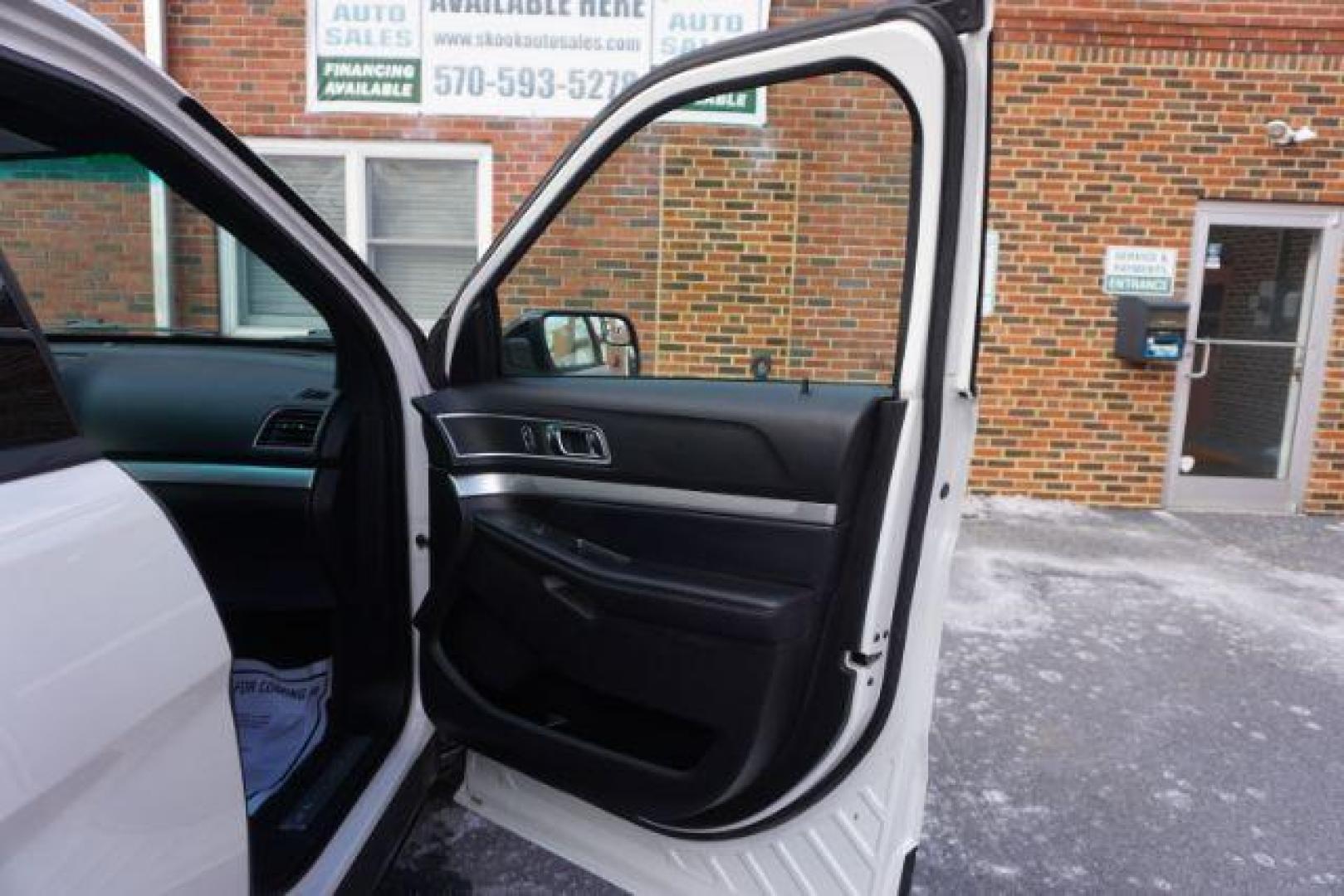 2017 Oxford White /Dark Earth Gray Ford Explorer XLT (1FM5K8DH4HG) , located at 312 Centre Ave, Schuylkill Haven, PA, 17972, (570) 593-5278, 40.638130, -76.177383 - Photo#41